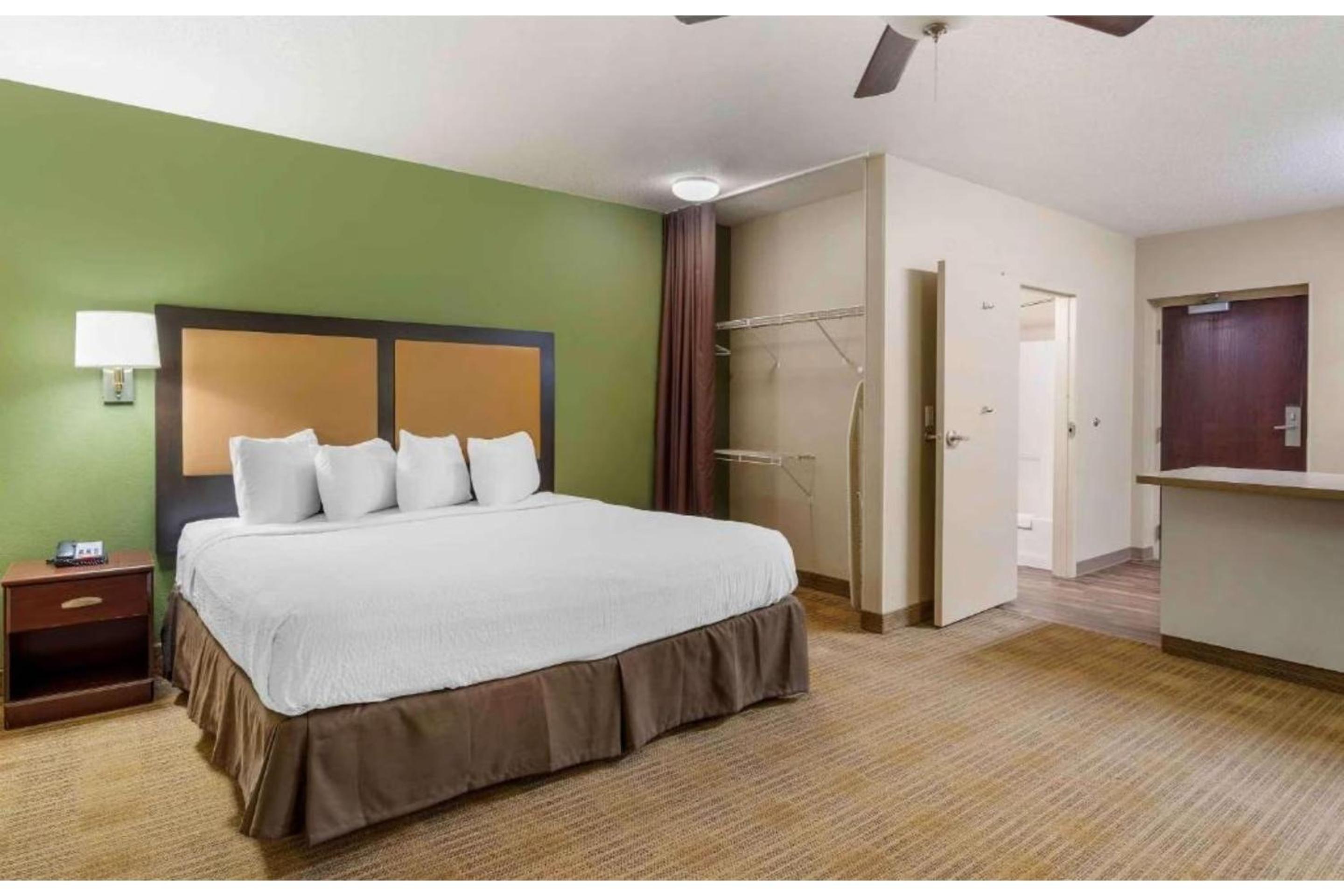 1 Queen Bed | Non-Smoking, Kitchen - Photo 8