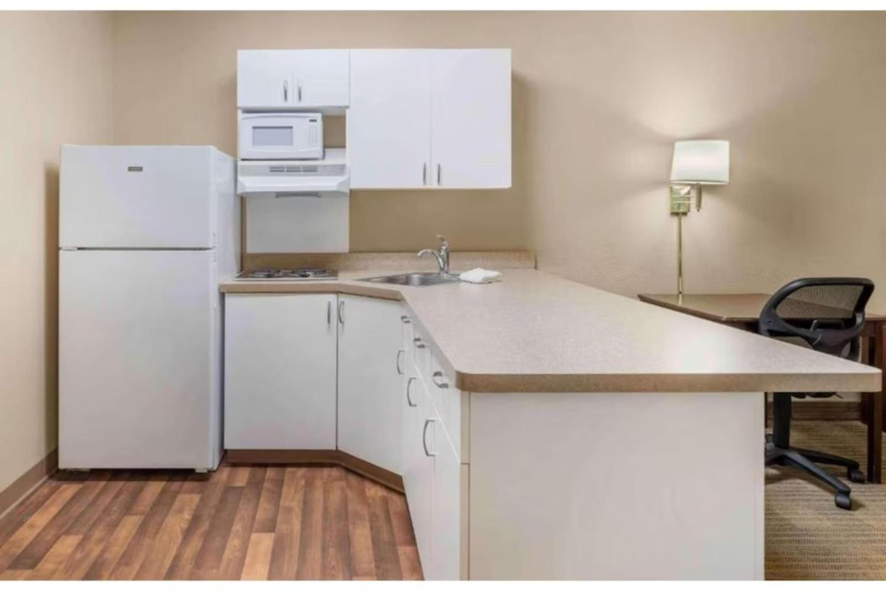 1 King Bed | Non-Smoking, Kitchen - Photo 8