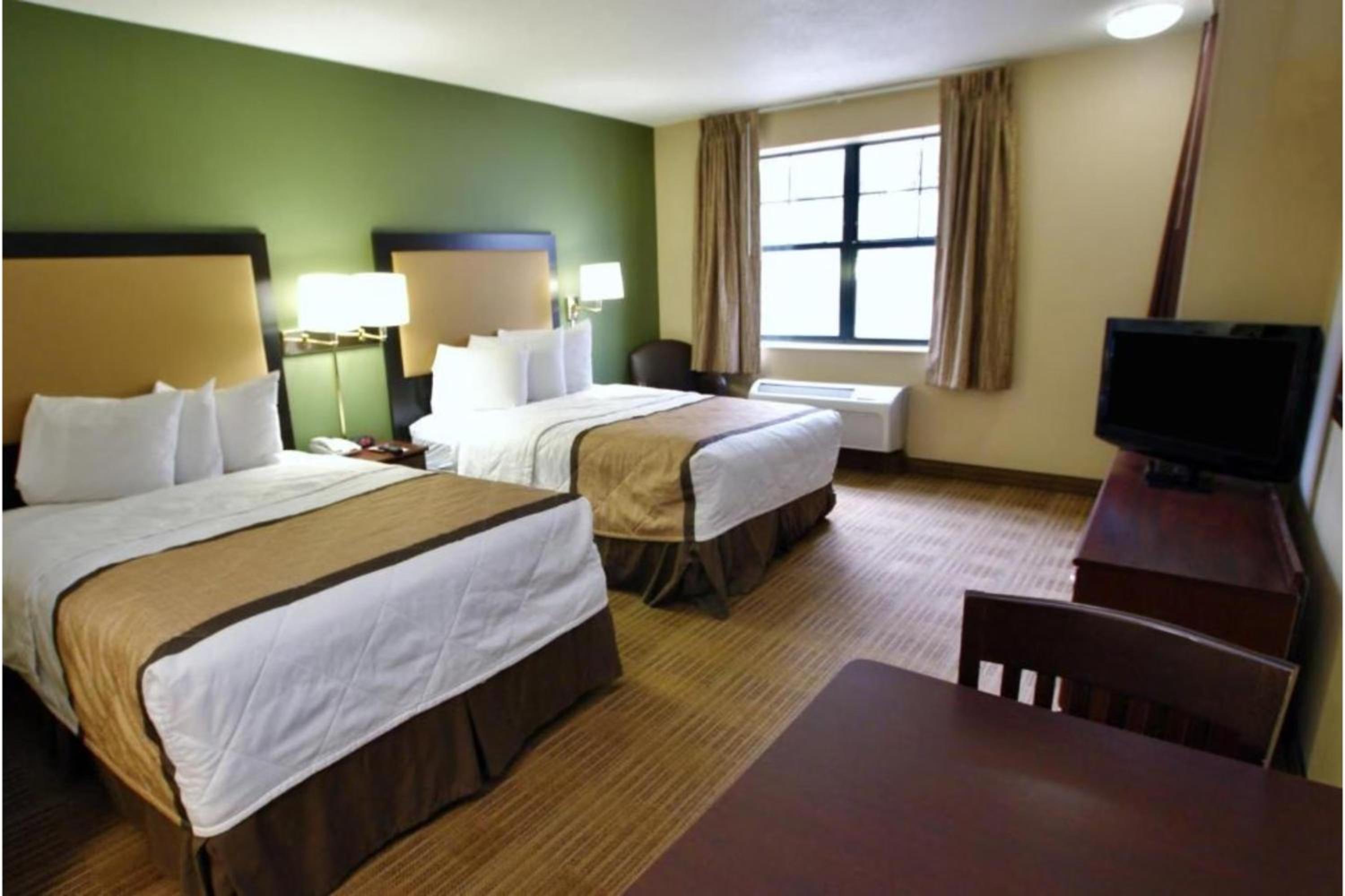 2 Queen Beds | Mobil Access RI Shr Nsmk Ktchn