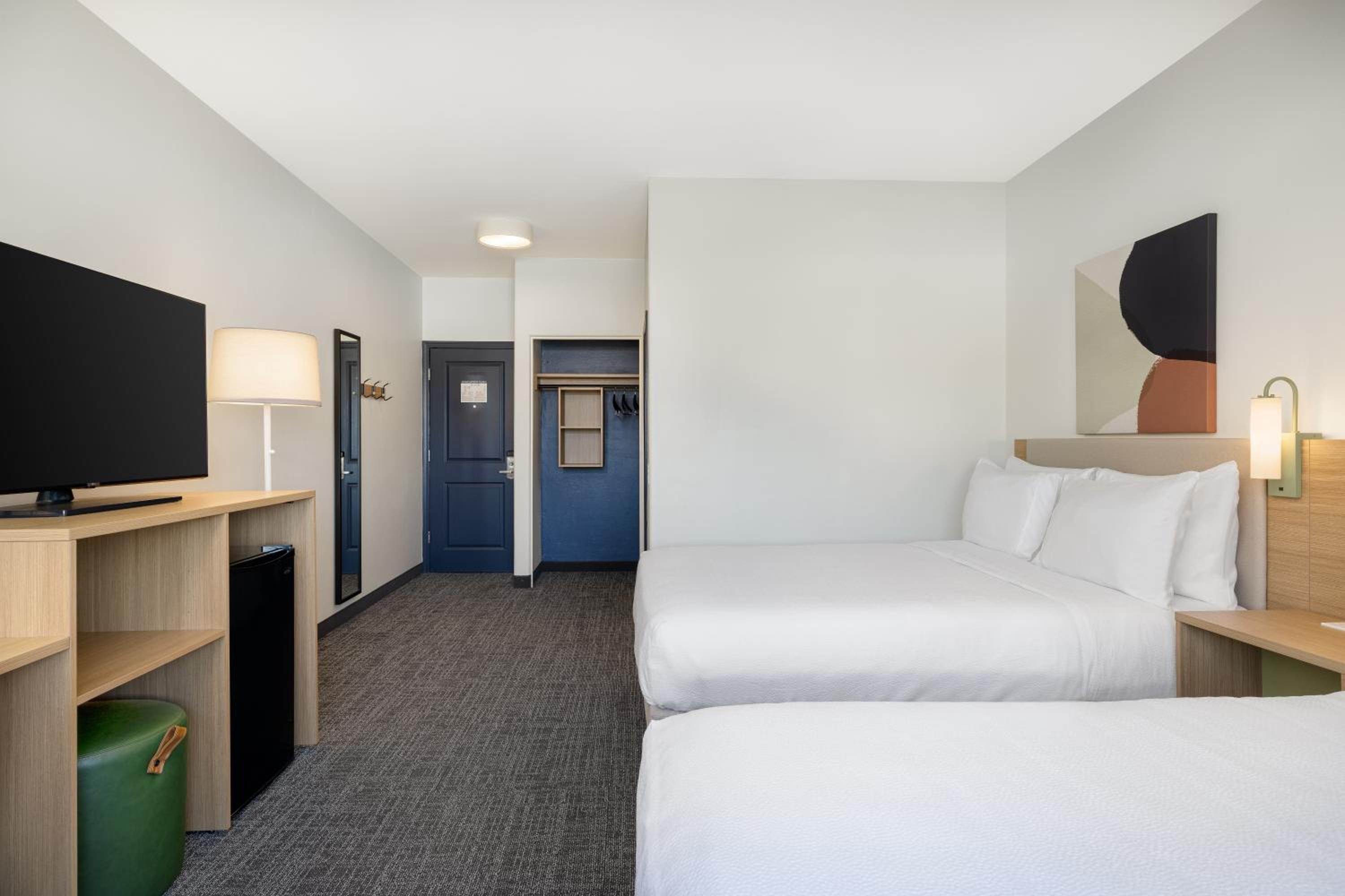 Queen Room with Two Queen Beds - Photo 3