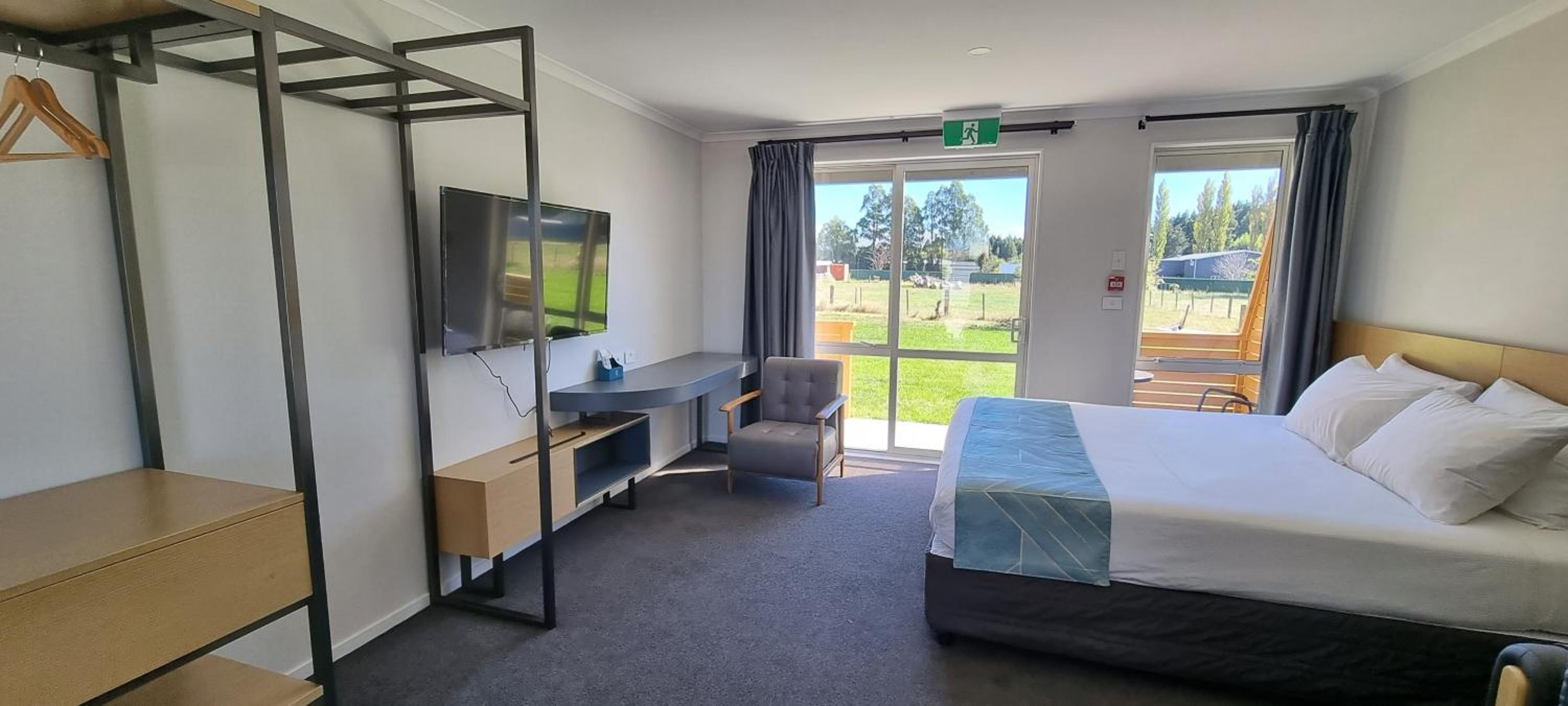 Triple Room with Garden View thumbnail 6