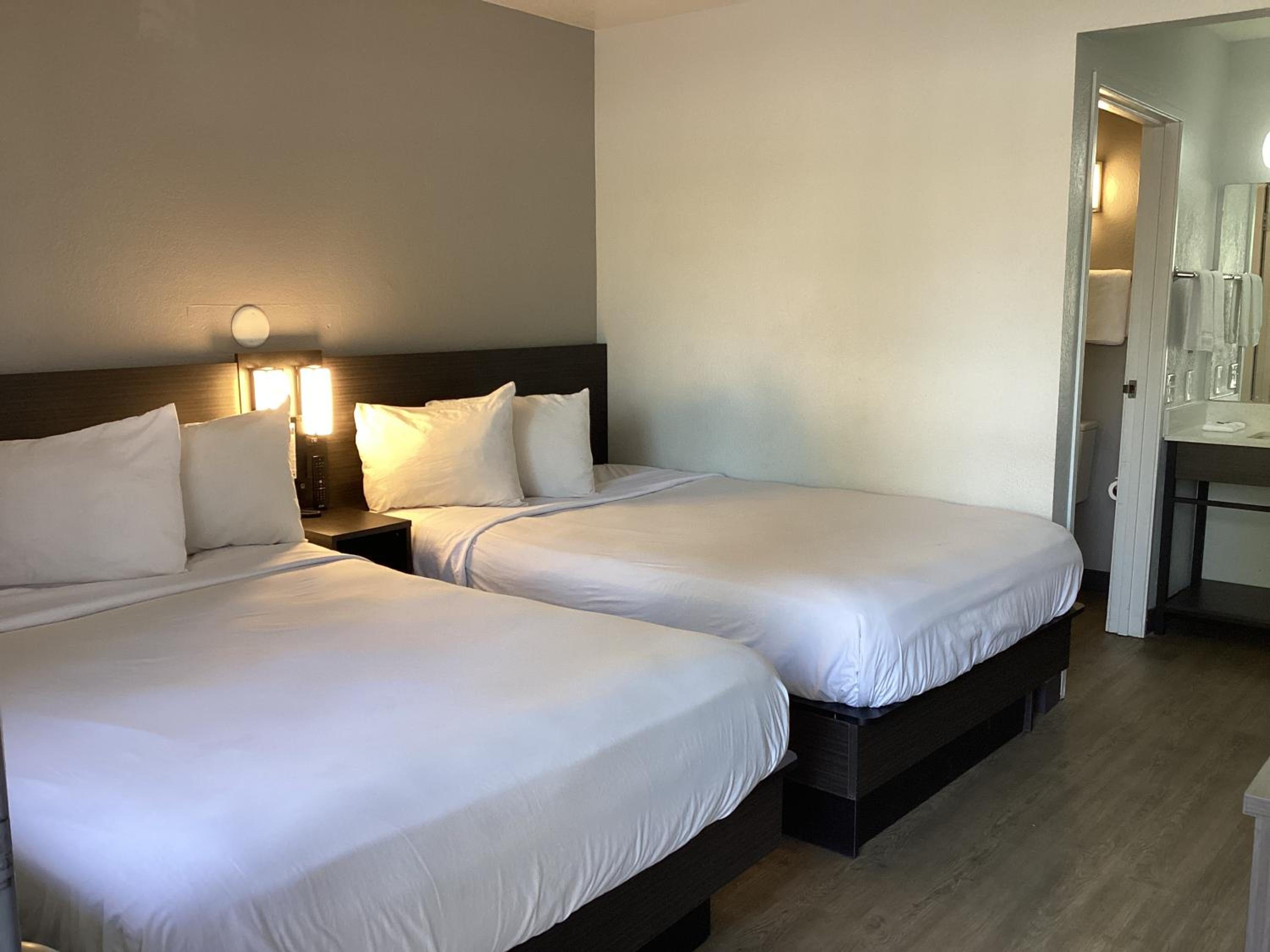 2 Full Beds | Newly Redesigned, Nsmk Fridge| Free Parking photo 1