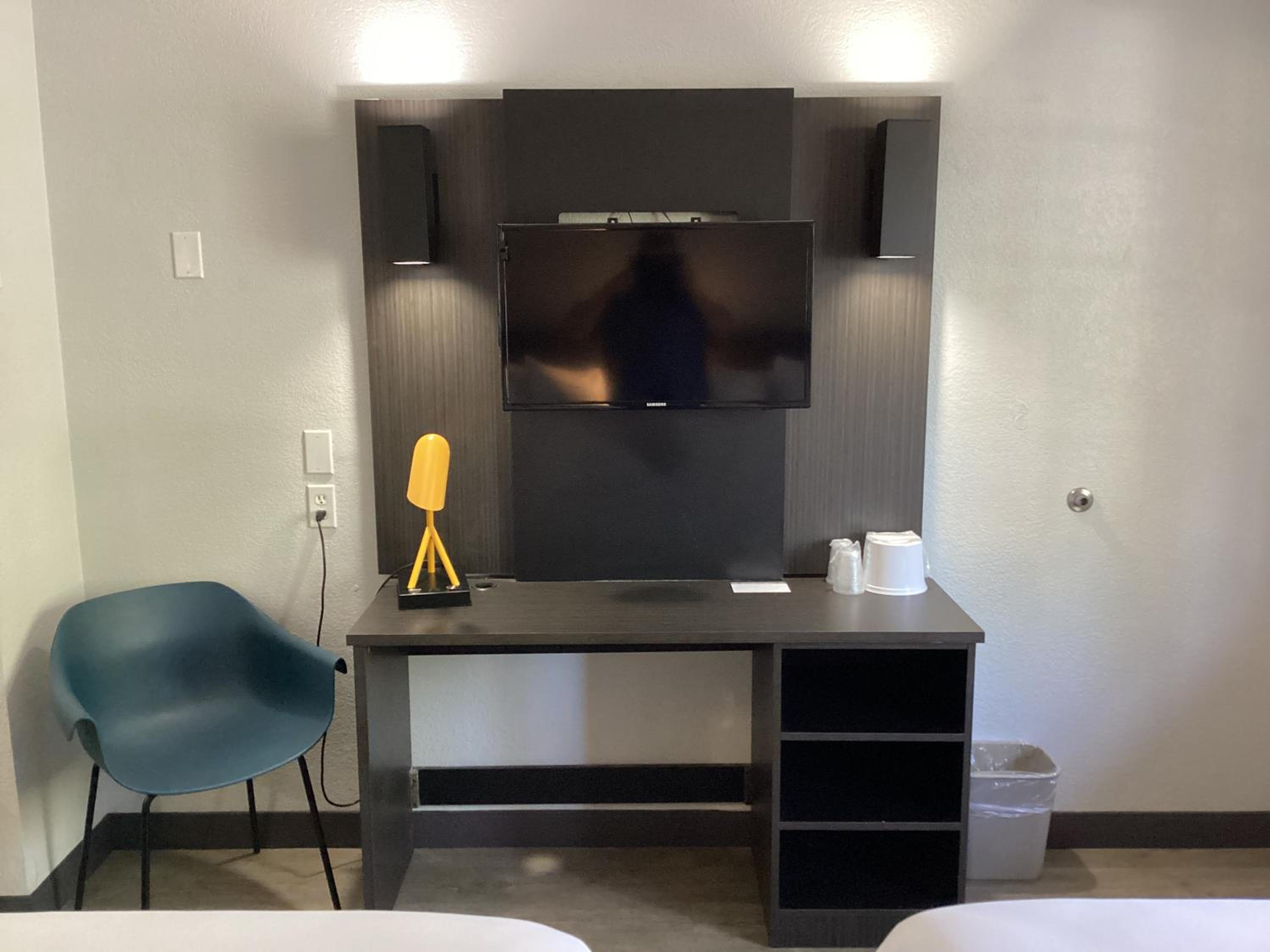 2 Full Beds | Newly Redesigned, Nsmk Fridge| Free Parking photo 2