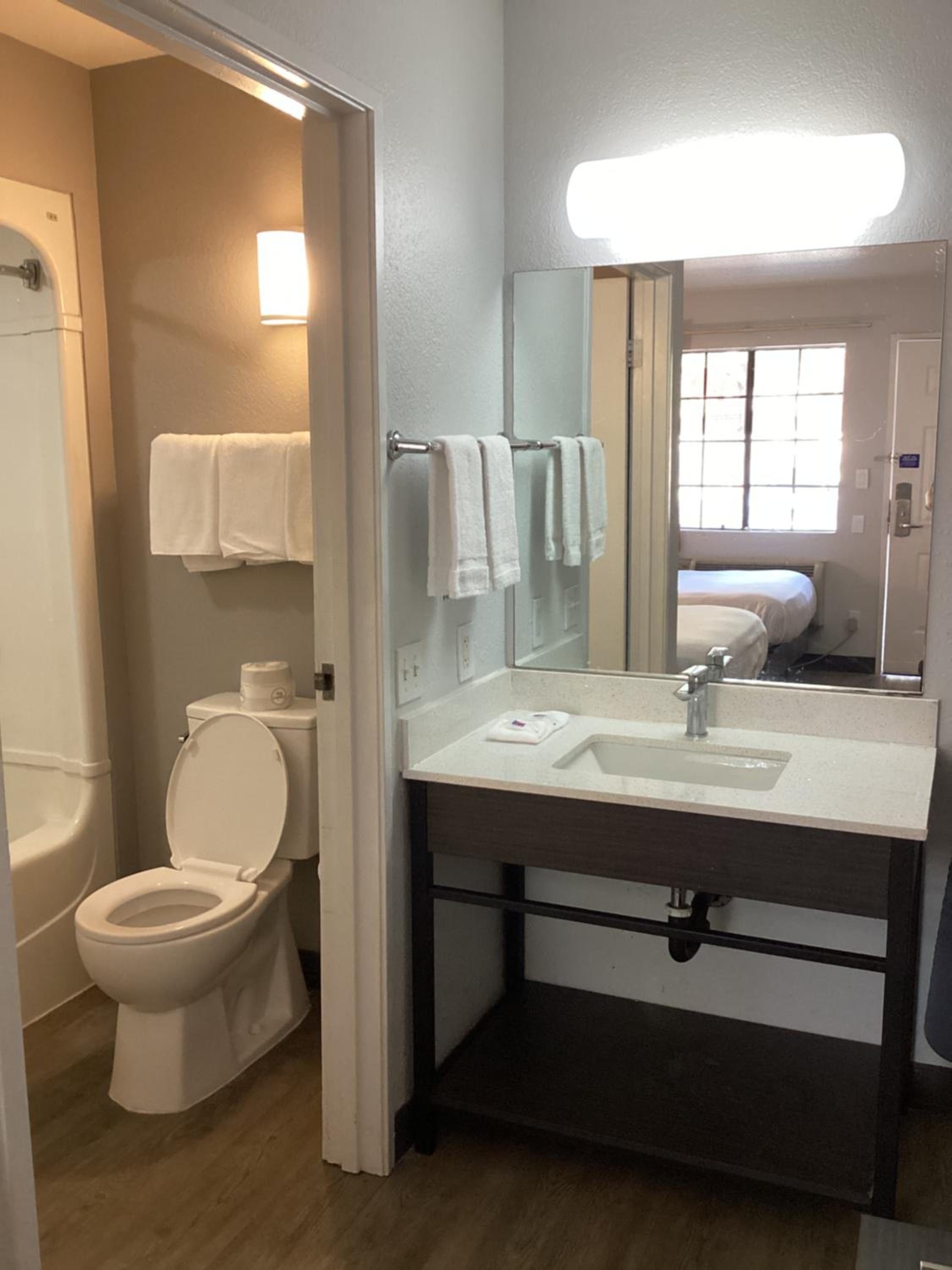 2 Full Beds | Newly Redesigned, Nsmk Fridge| Free Parking photo 3