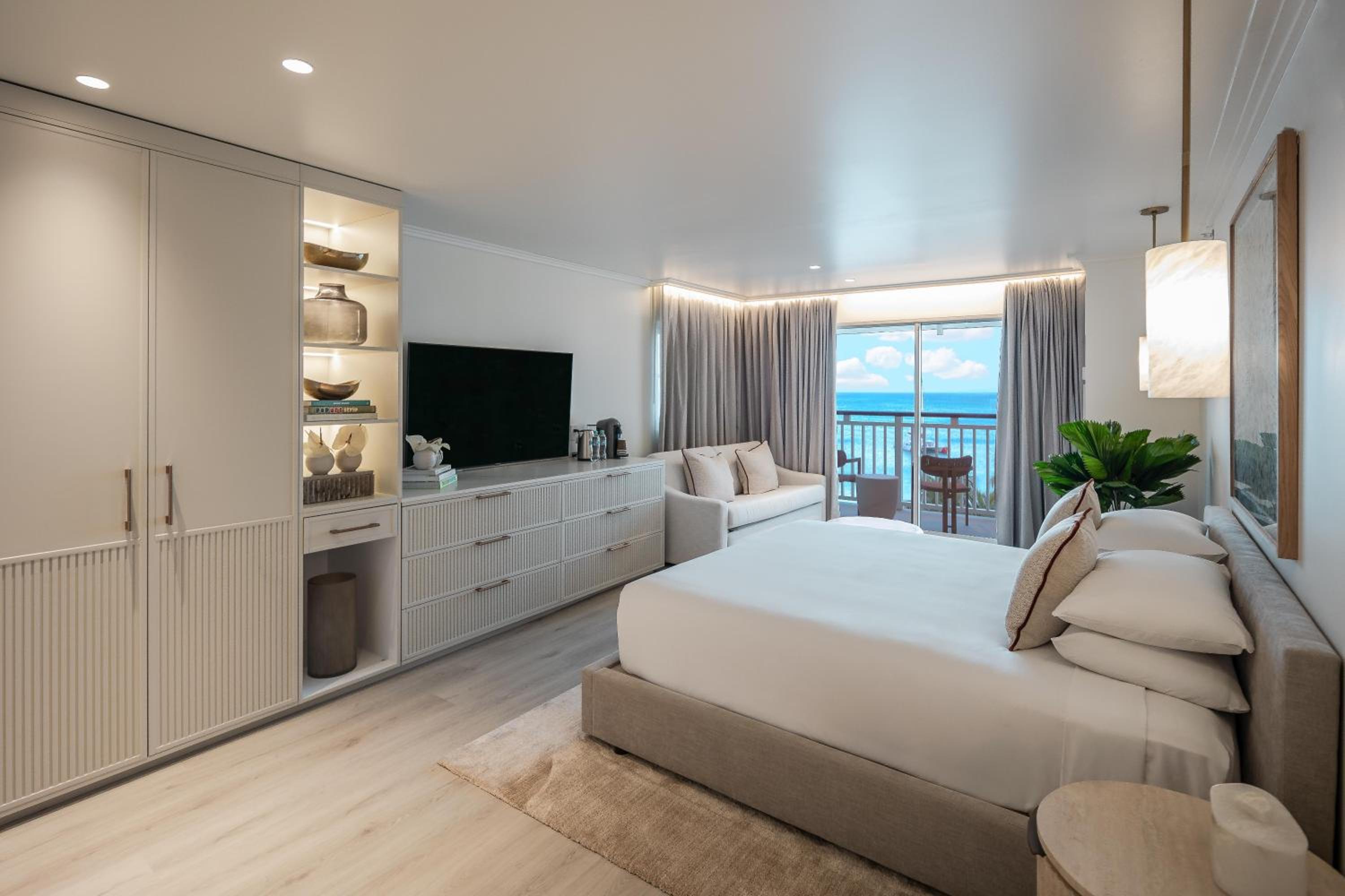 Deluxe King Room with Balcony and Partial Ocean View