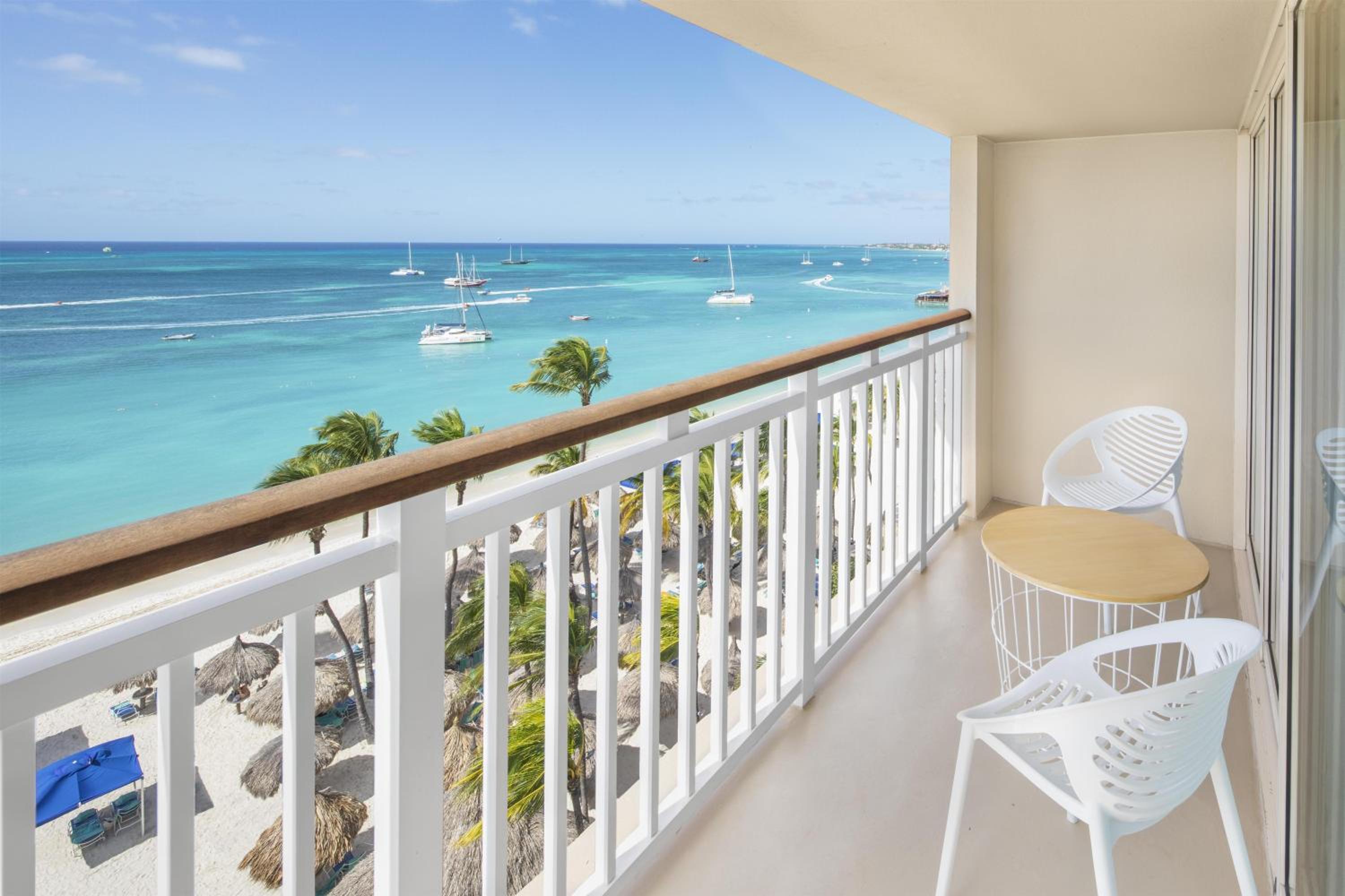 Deluxe King Room with Balcony and Partial Ocean View photo 2