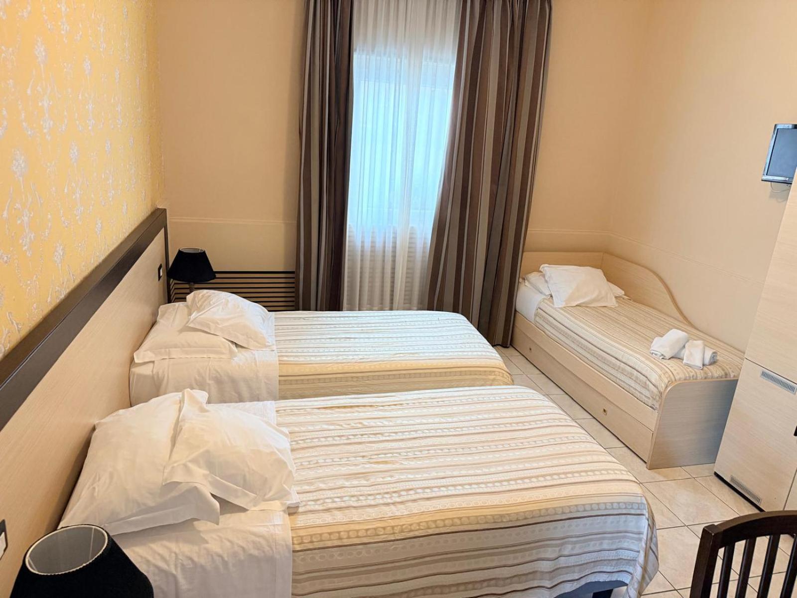 Basic Triple Room photo 2