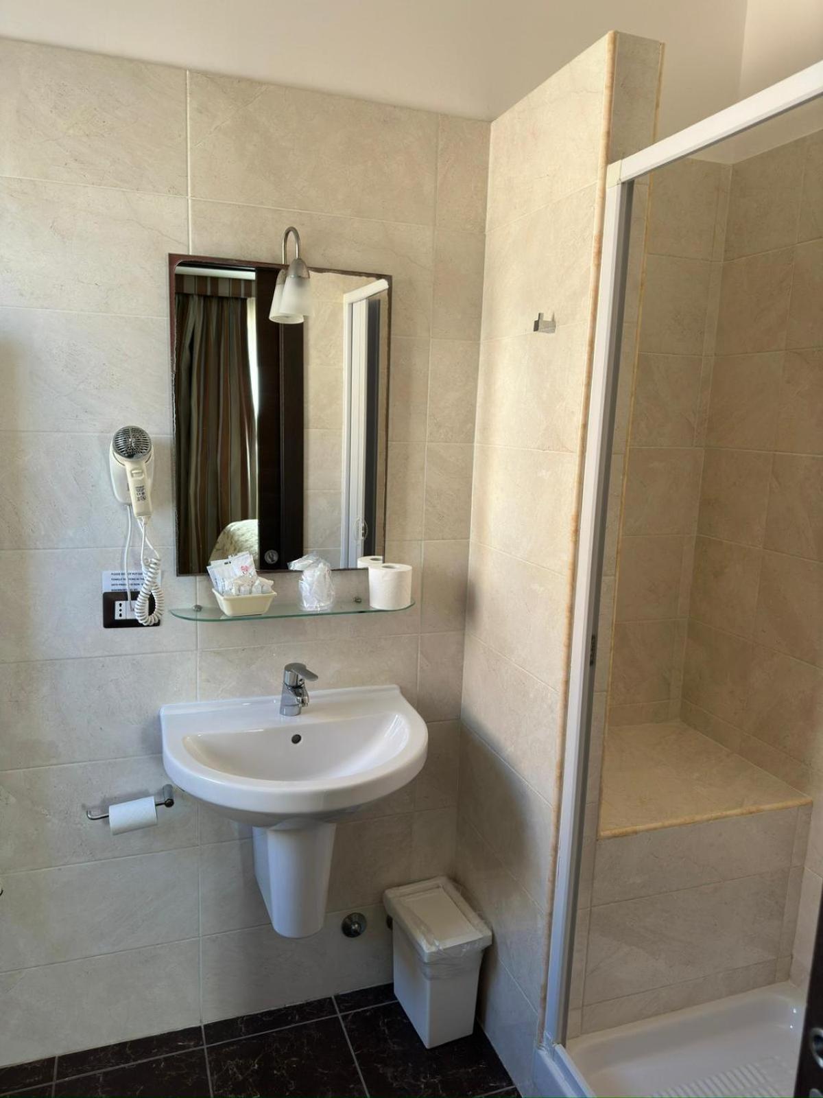 Basic Triple Room photo 1