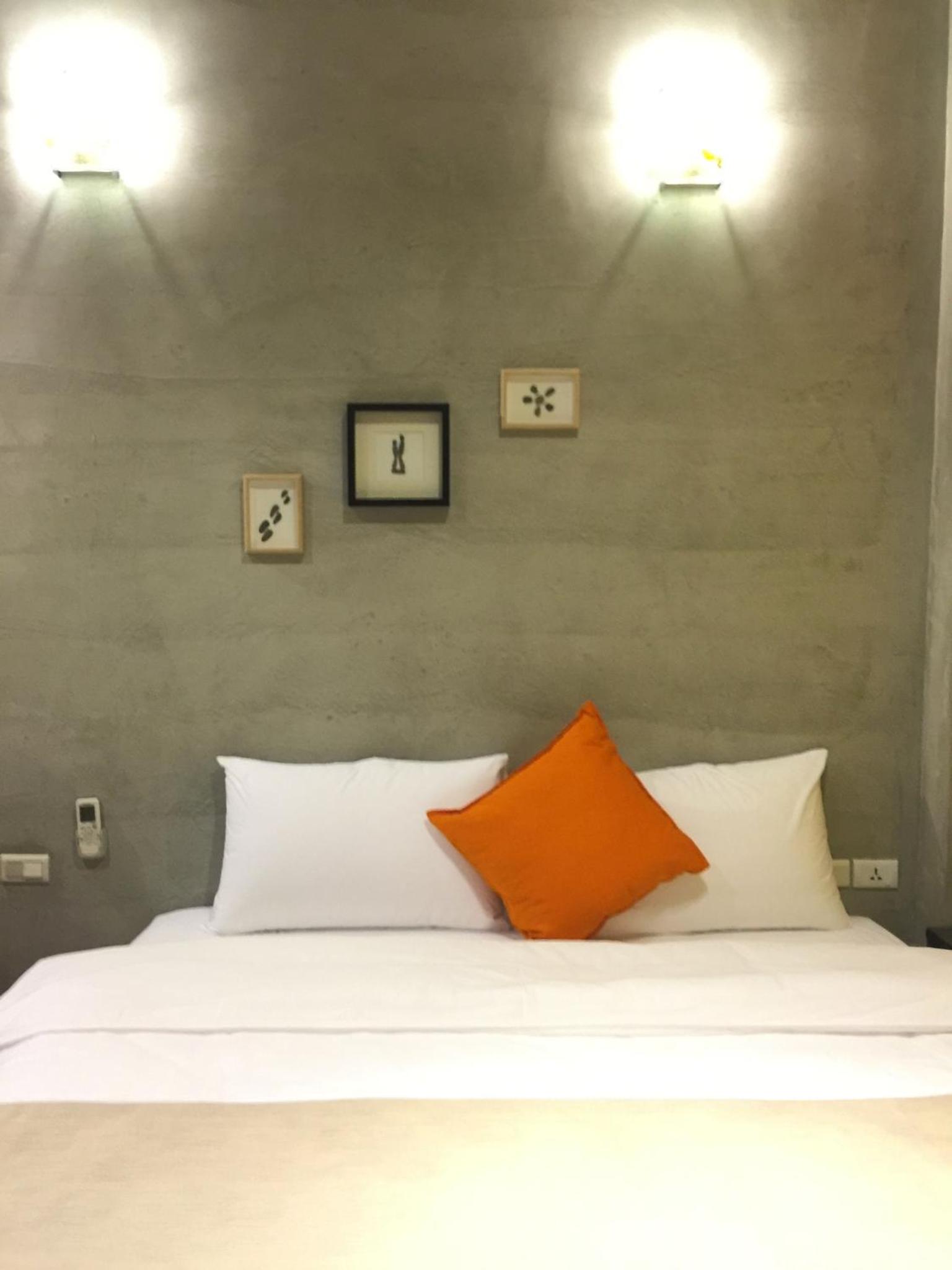Queen Room photo 2