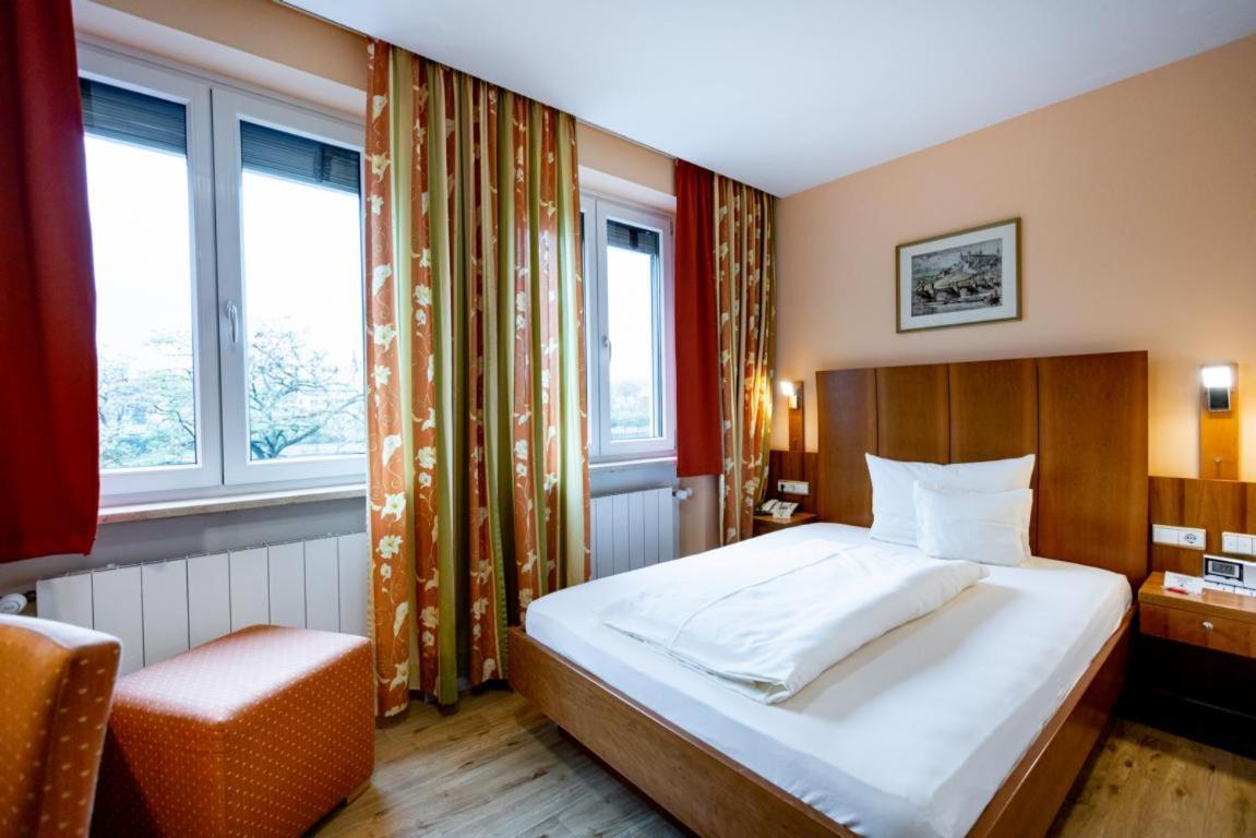Queen Room photo 1