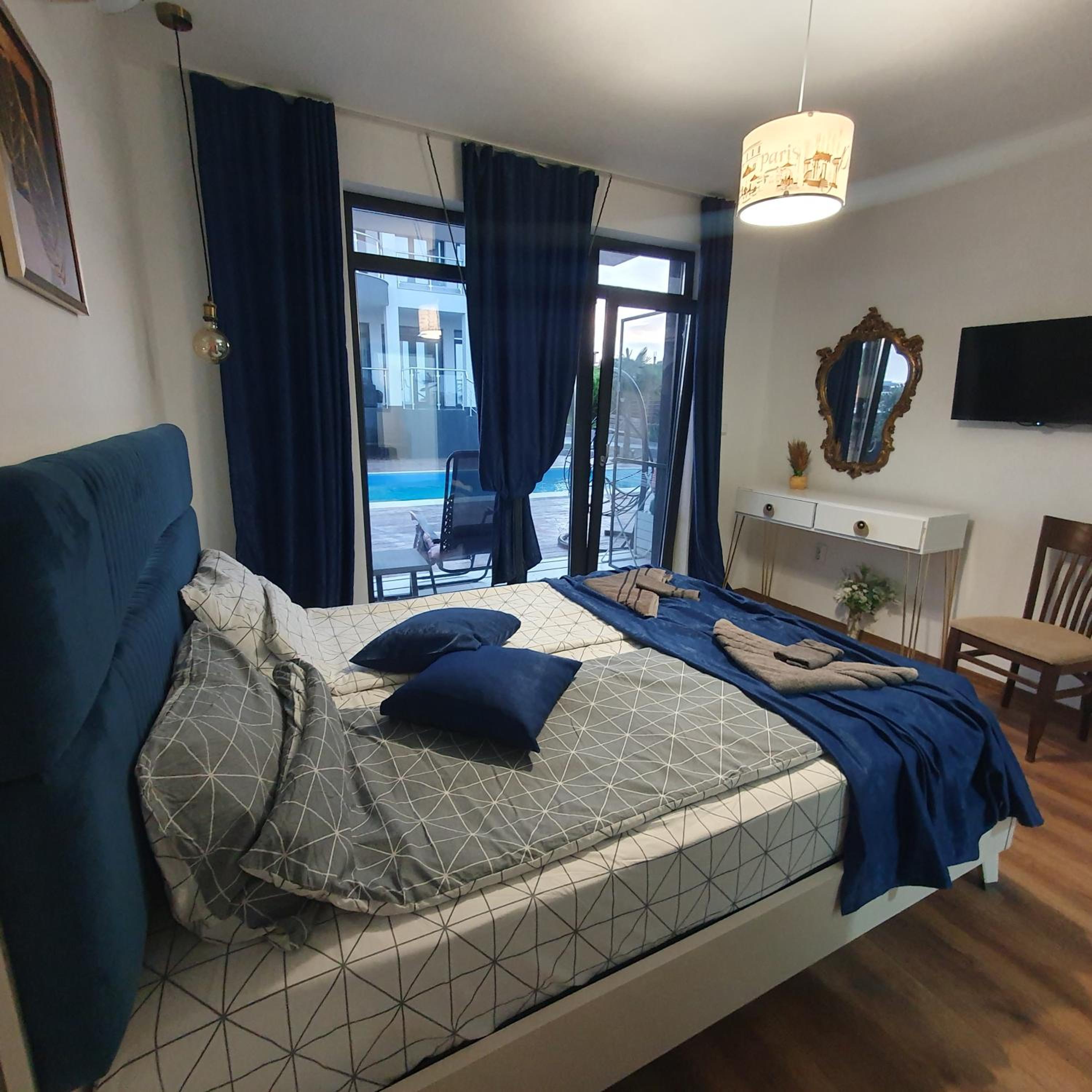 One-Bedroom Apartment with Balcony and Sea View photo 3