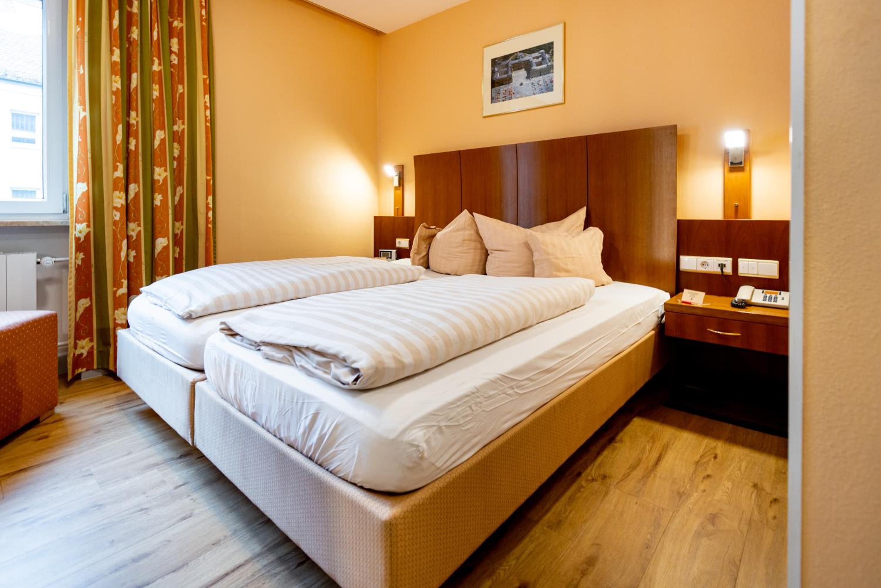 Queen Room photo 2