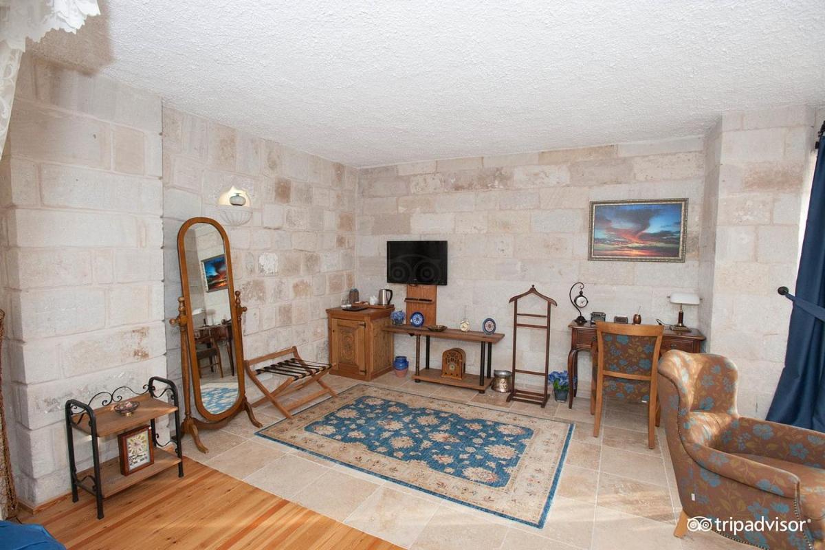 Deluxe Suite with Spa Bath photo 2
