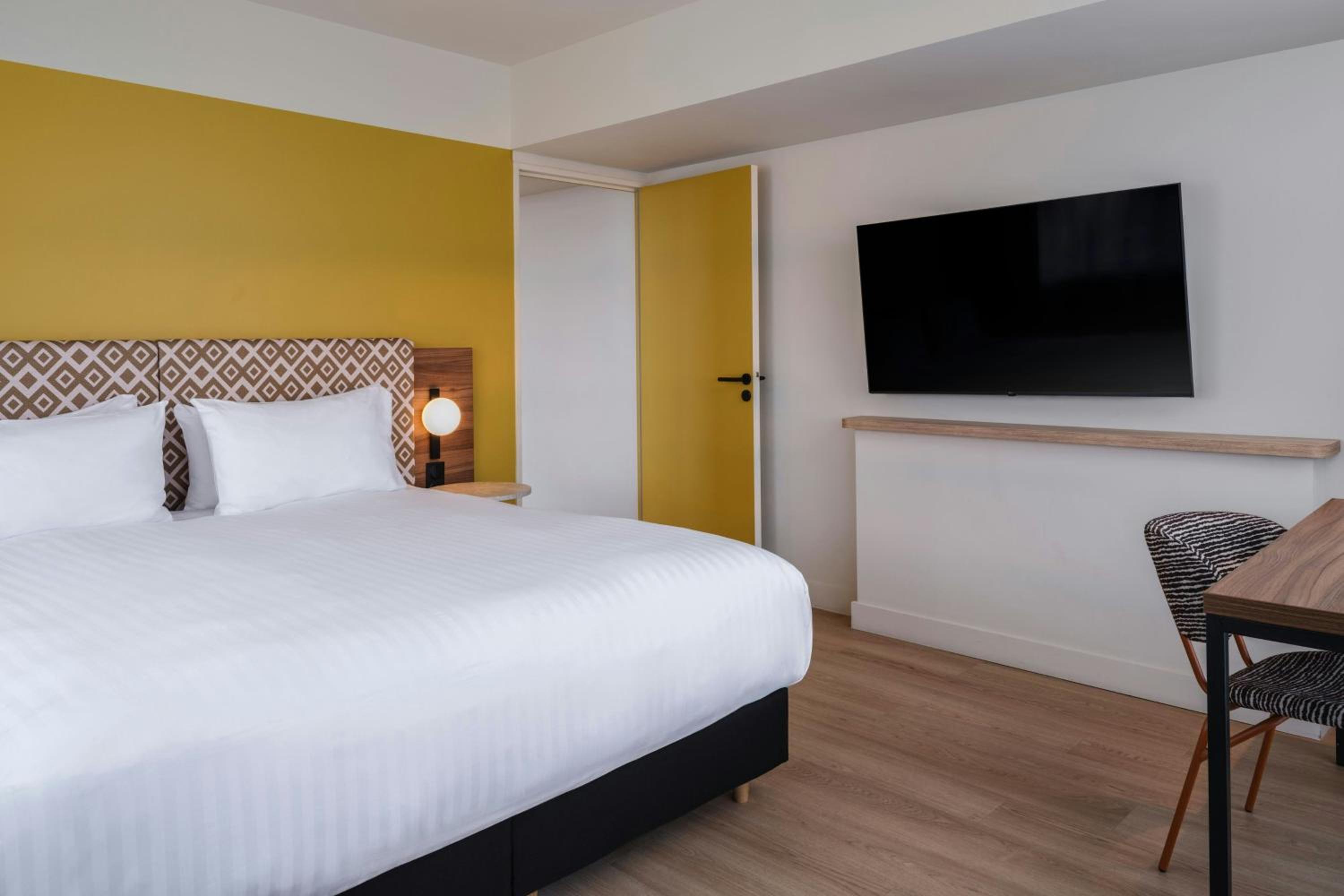 One-Bedroom Apartment with King Bed and Sofa Bed - City View - Photo 3