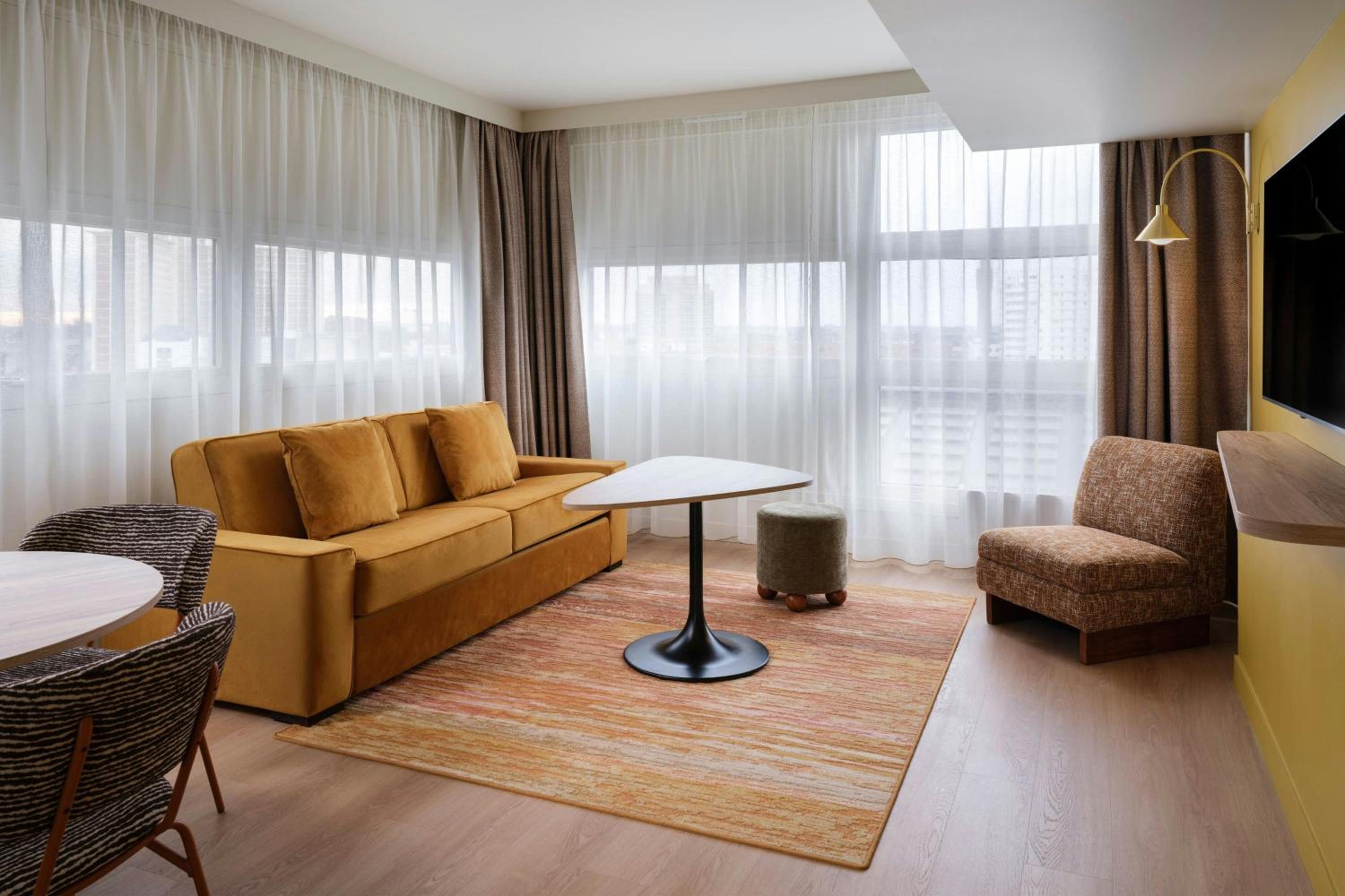 One-Bedroom Deluxe Apartment with City View - High Floor - Photo 2