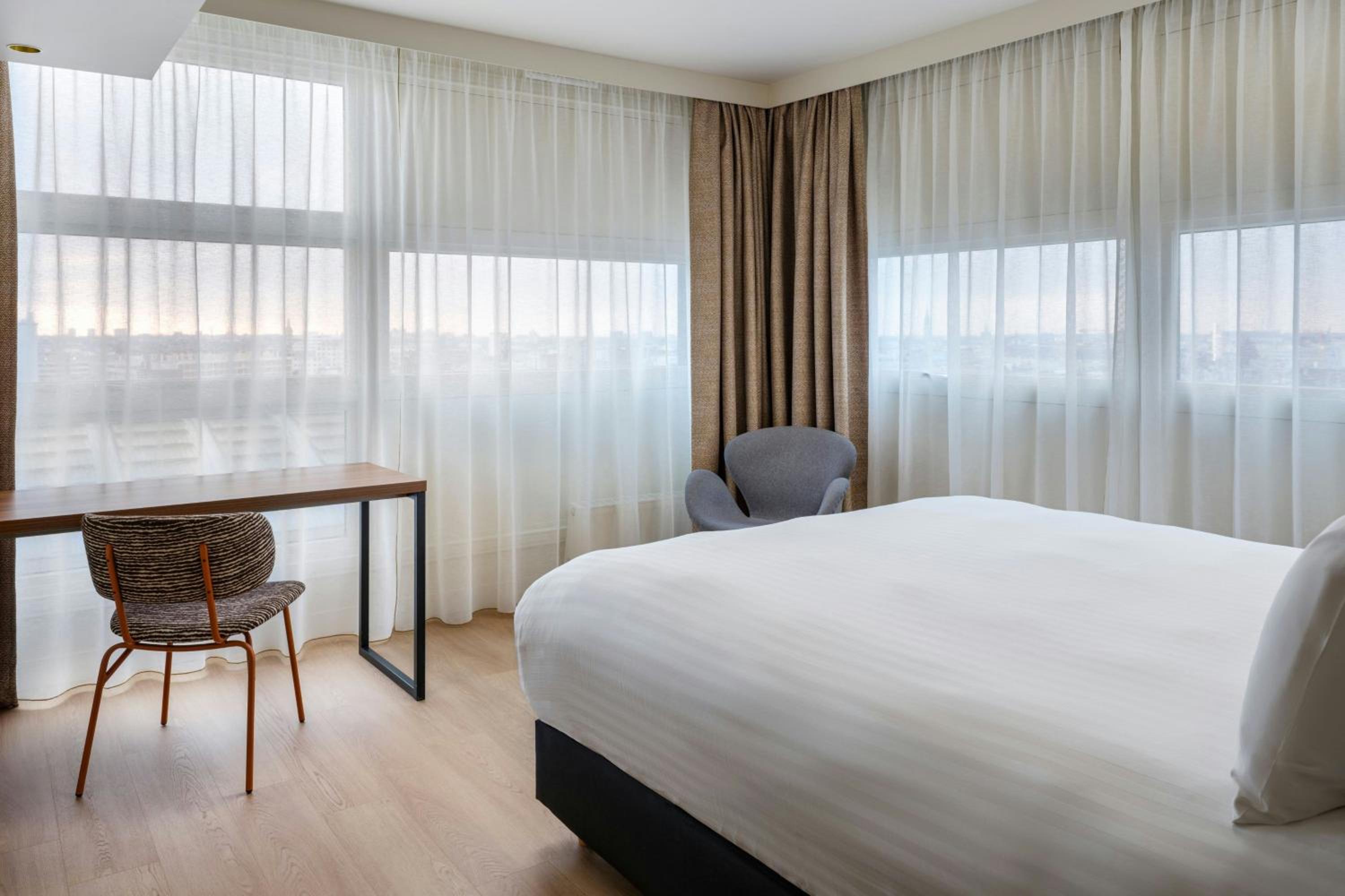 One-Bedroom Apartment with King Bed and Sofa Bed - City View - Photo 2