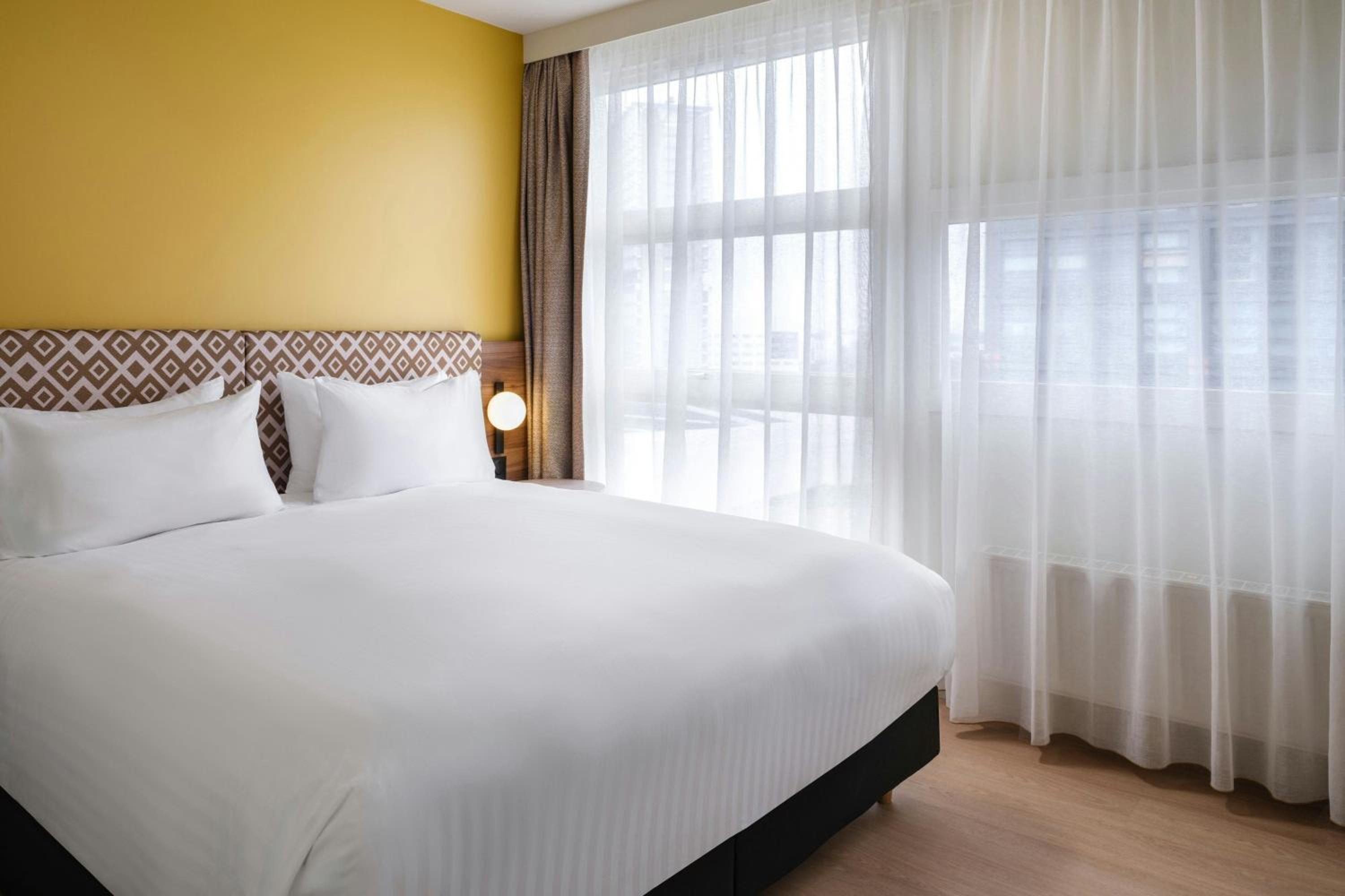 One-Bedroom Deluxe Apartment with City View - High Floor - Photo 3