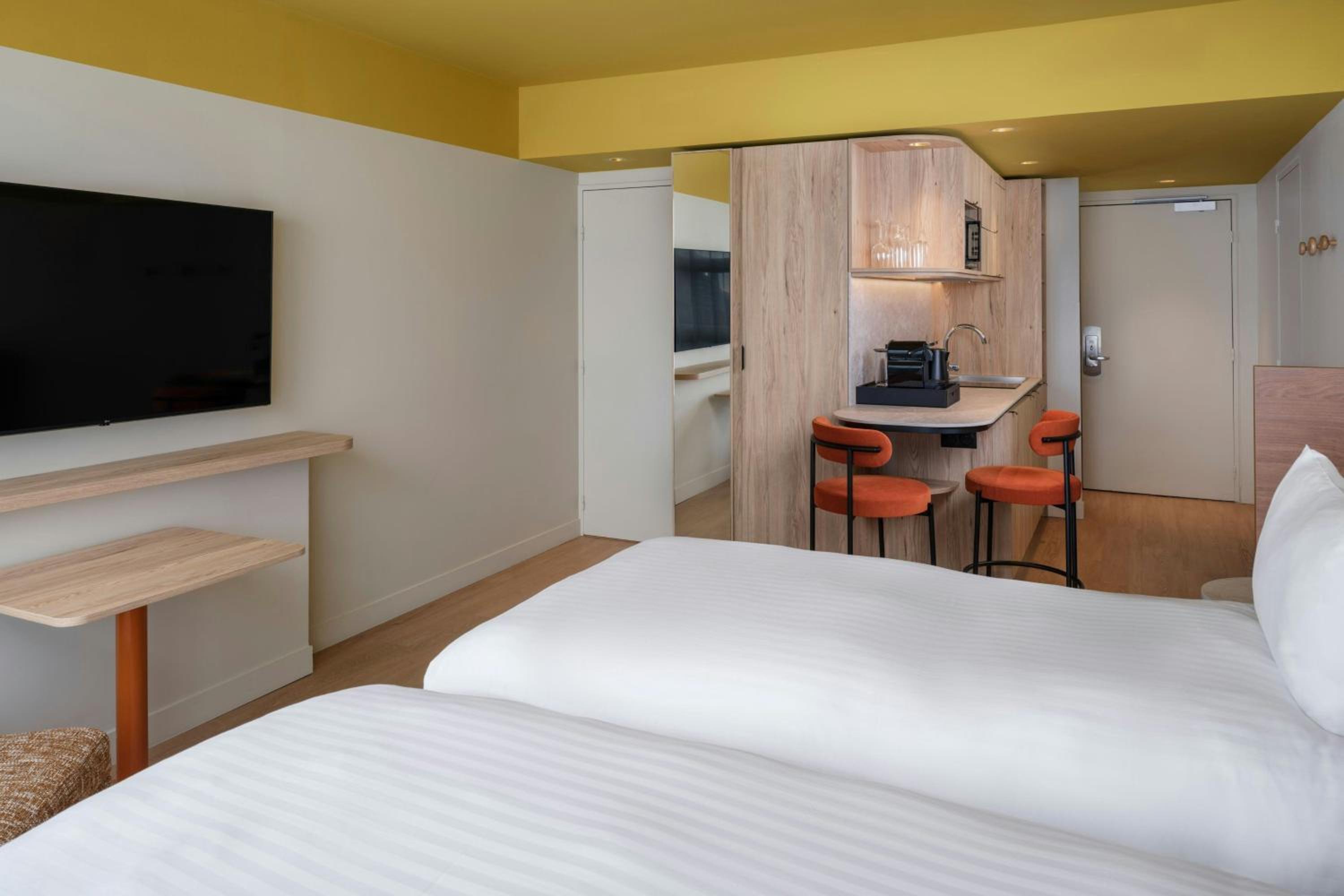 Twin Studio with Sofa Bed and City View - Photo 2