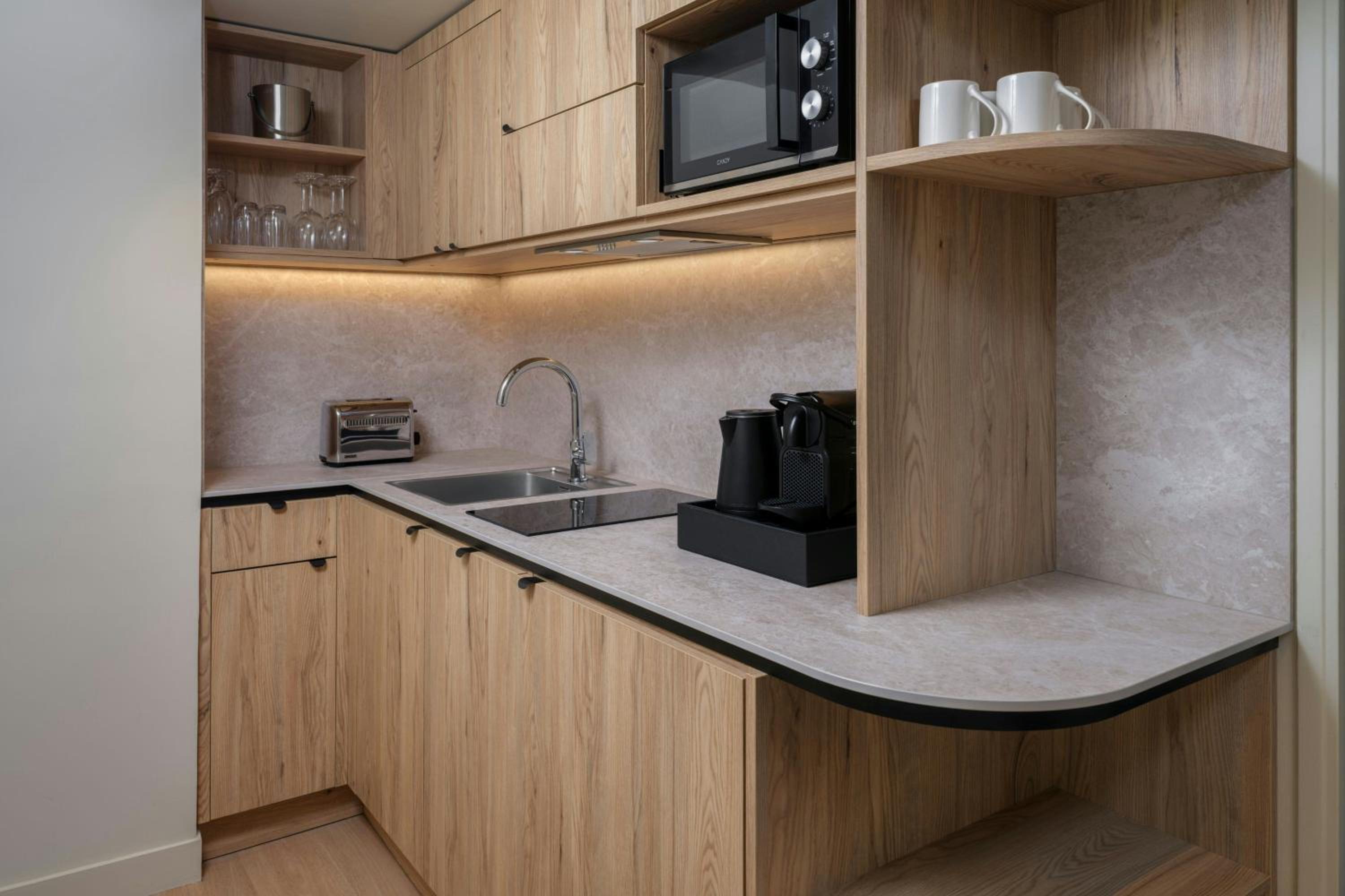 One-Bedroom Deluxe Apartment with City View - High Floor - Photo 4