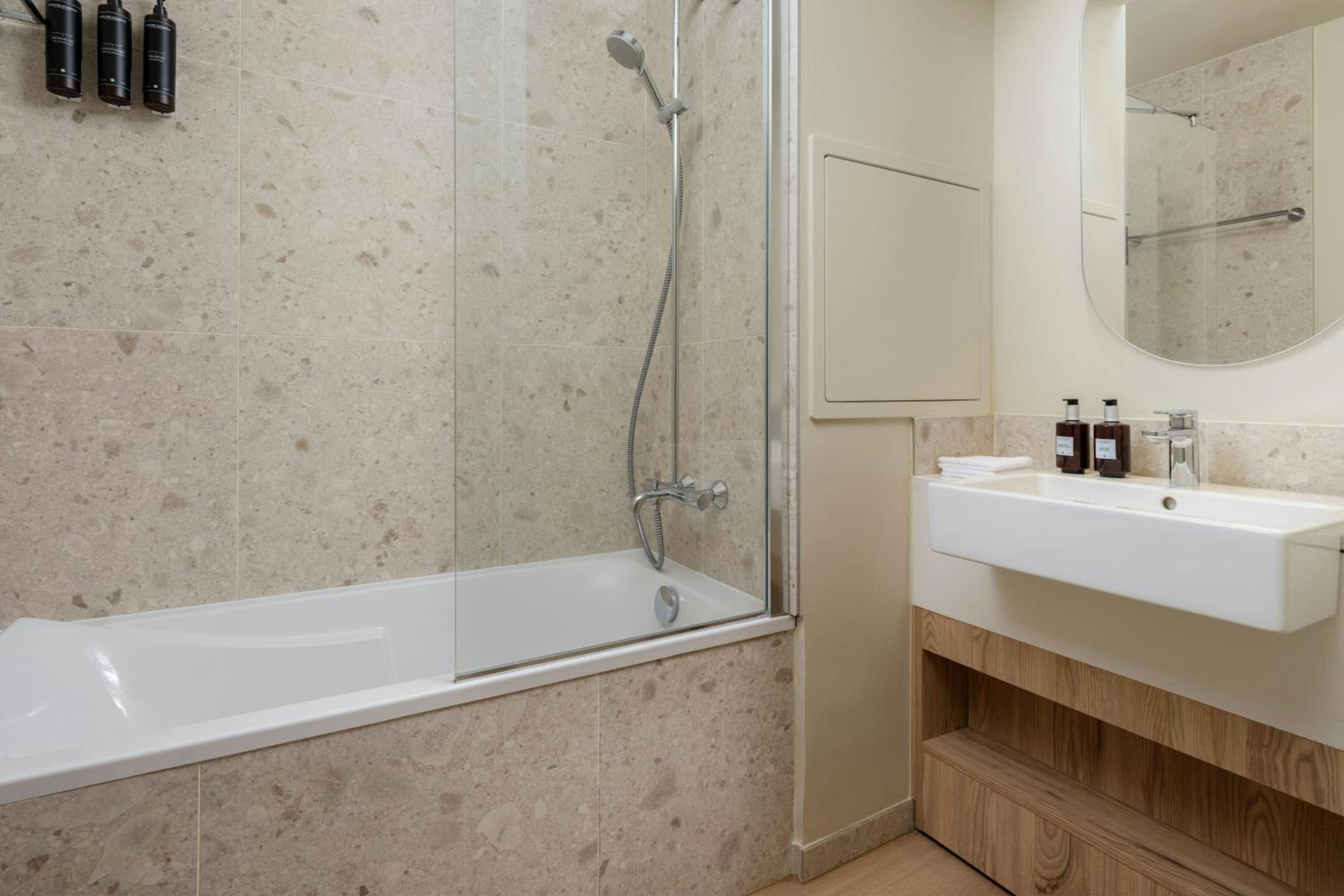 One-Bedroom Apartment with King Bed and Sofa Bed - City View - Photo 7