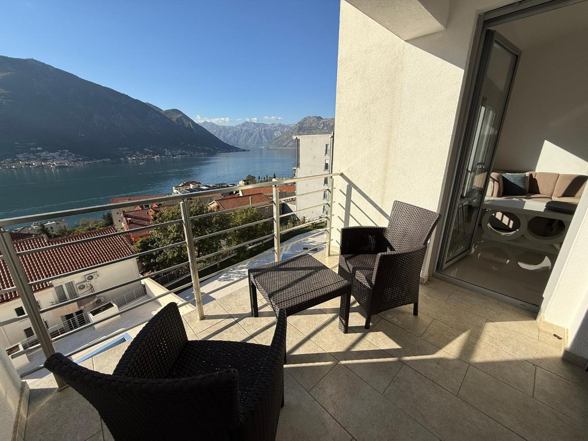 One-Bedroom Apartment with Balcony and Sea View photo 1