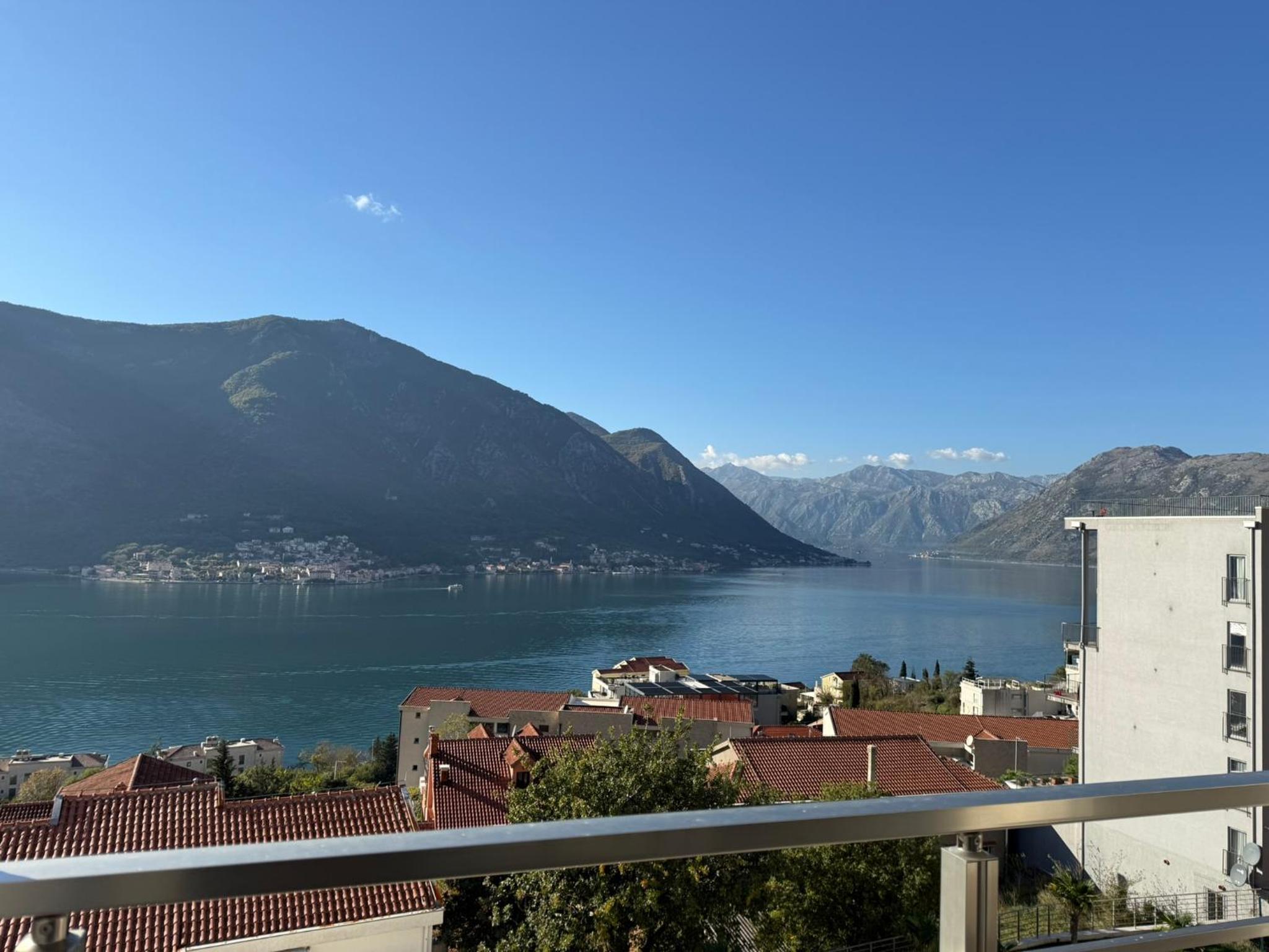 One-Bedroom Apartment with Balcony and Sea View photo 2