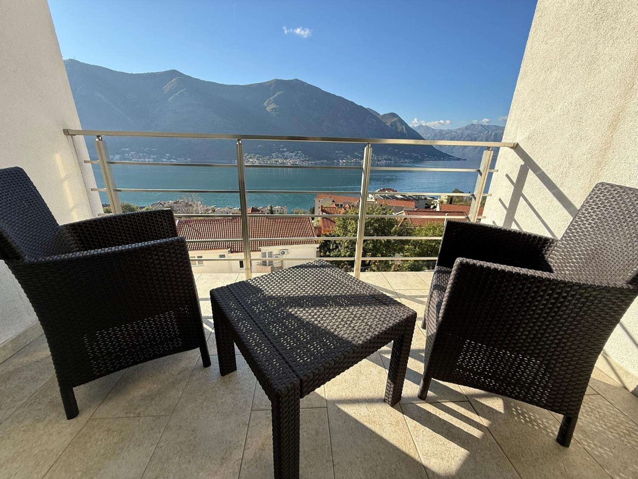 One-Bedroom Apartment with Balcony and Sea View photo 3
