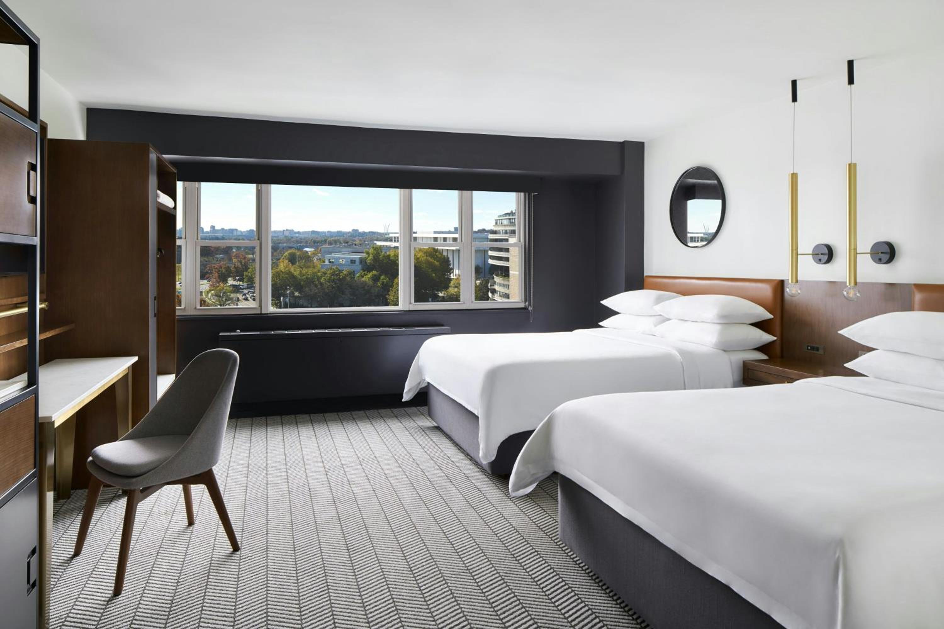 Standard Queen Room with Two Queen Beds - Photo 4
