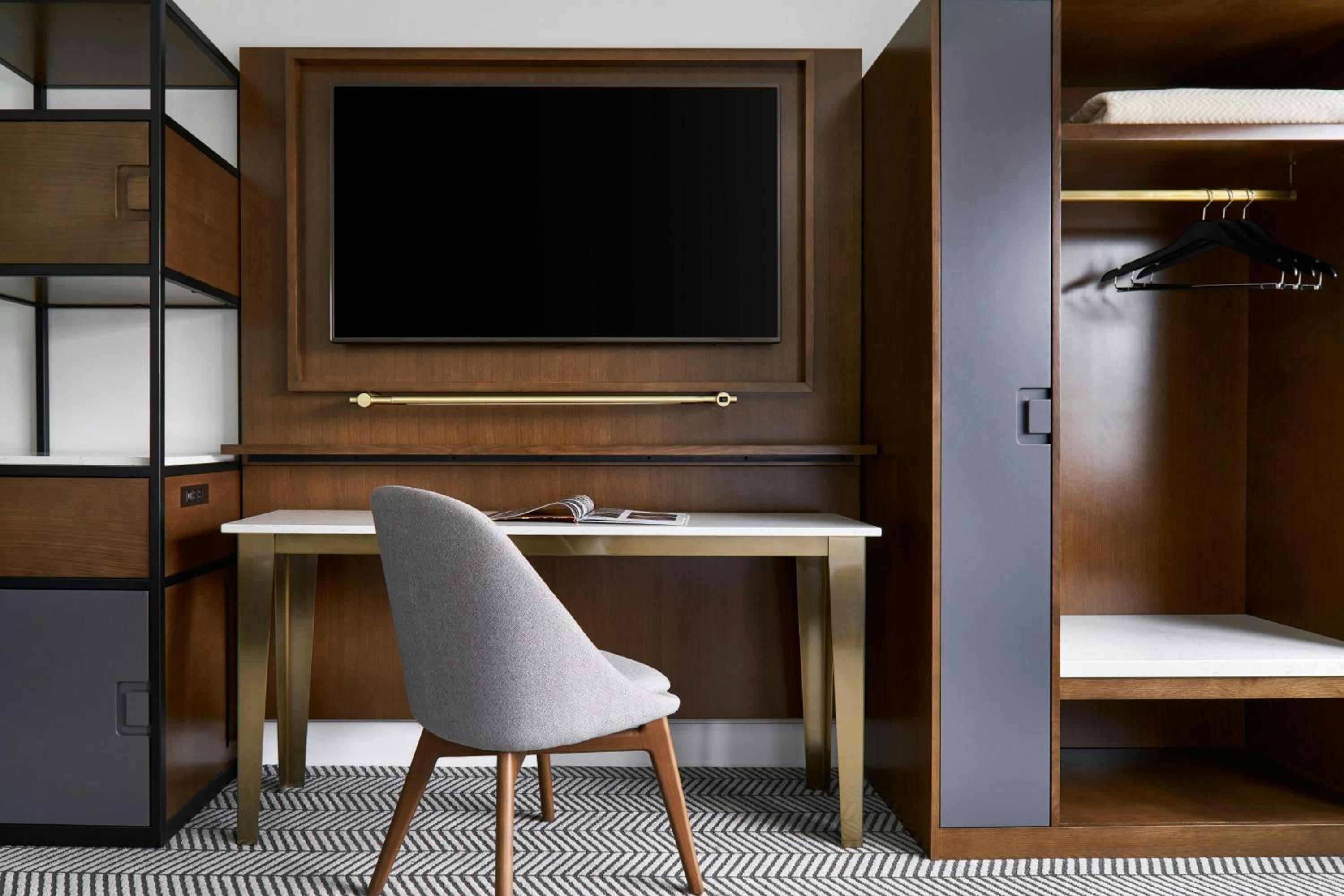 Standard King Room - Photo 5