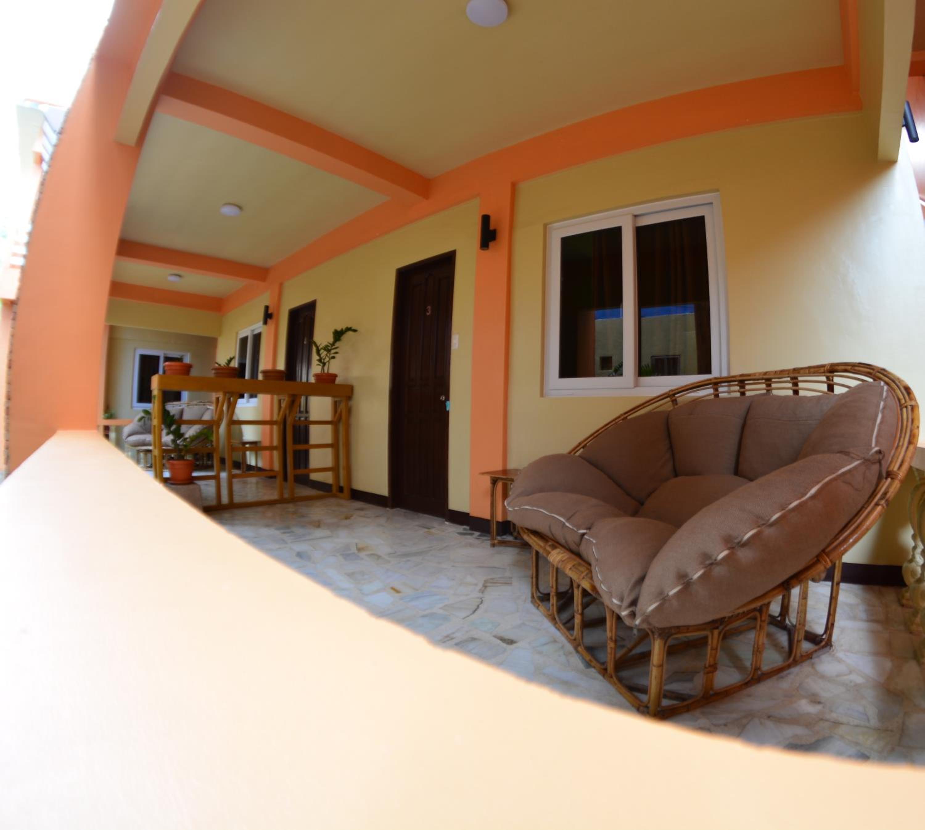 Deluxe Double Room with Balcony - Photo 11
