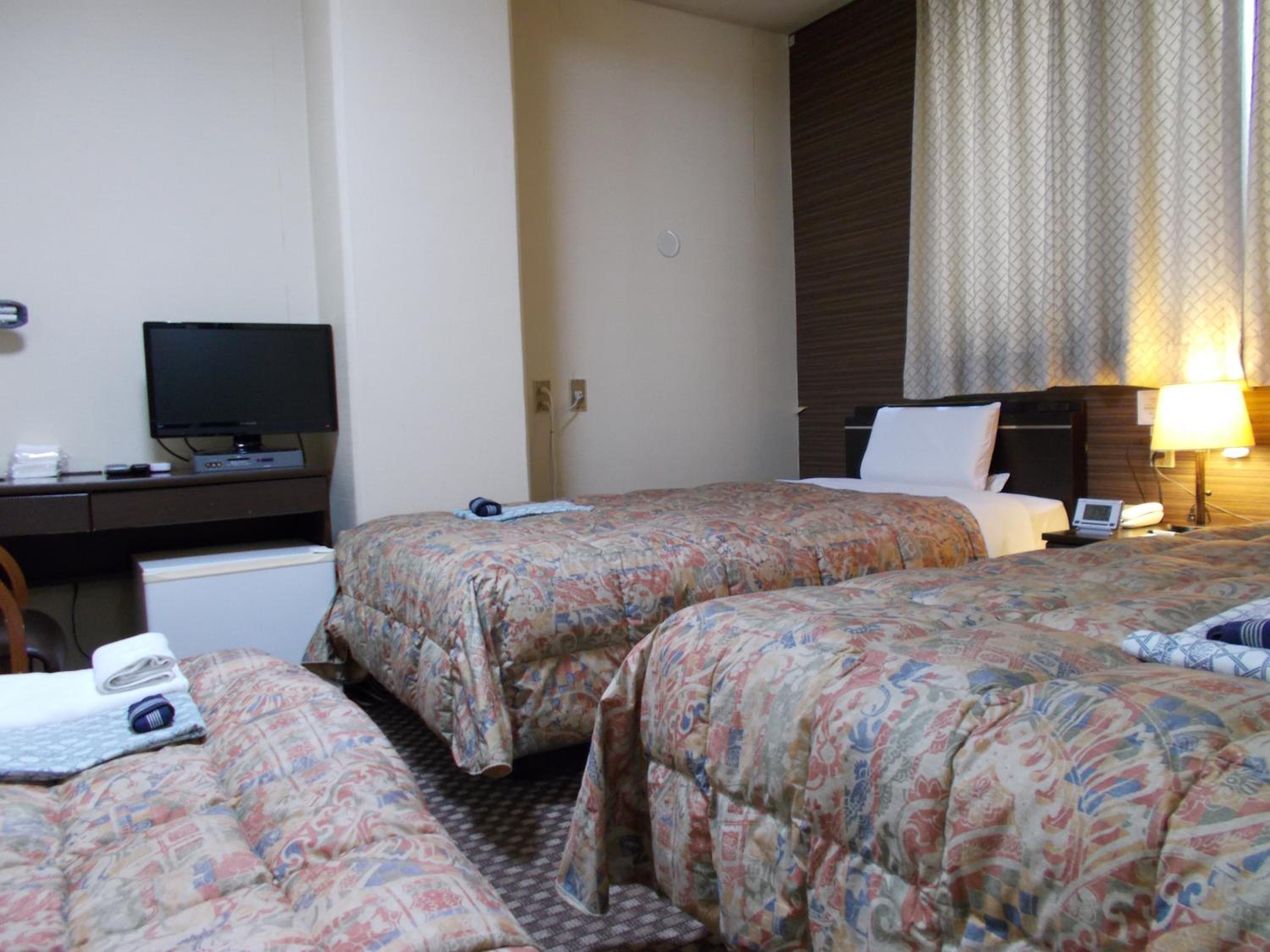 Twin Room with Extra Bed - Smoking photo 1