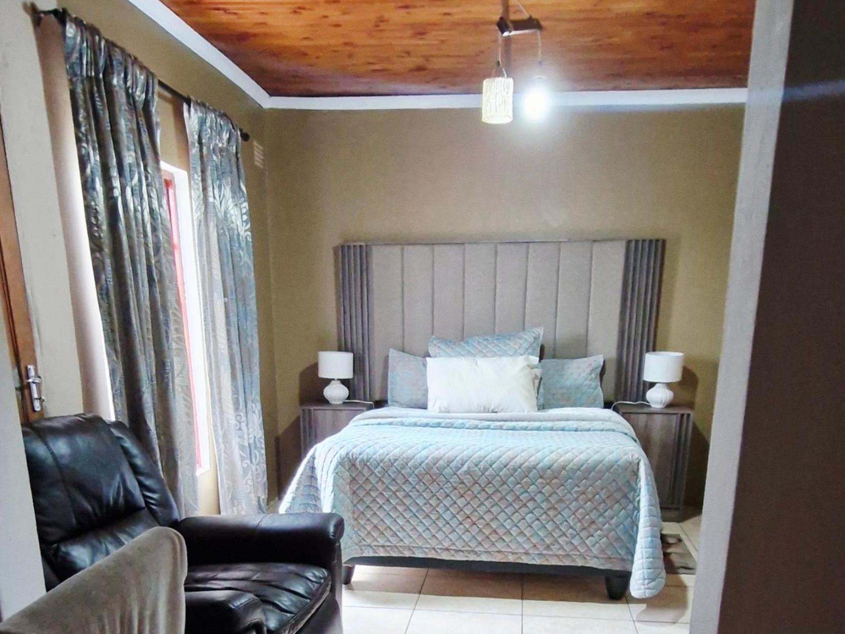 Double Room with Private Bathroom photo 2