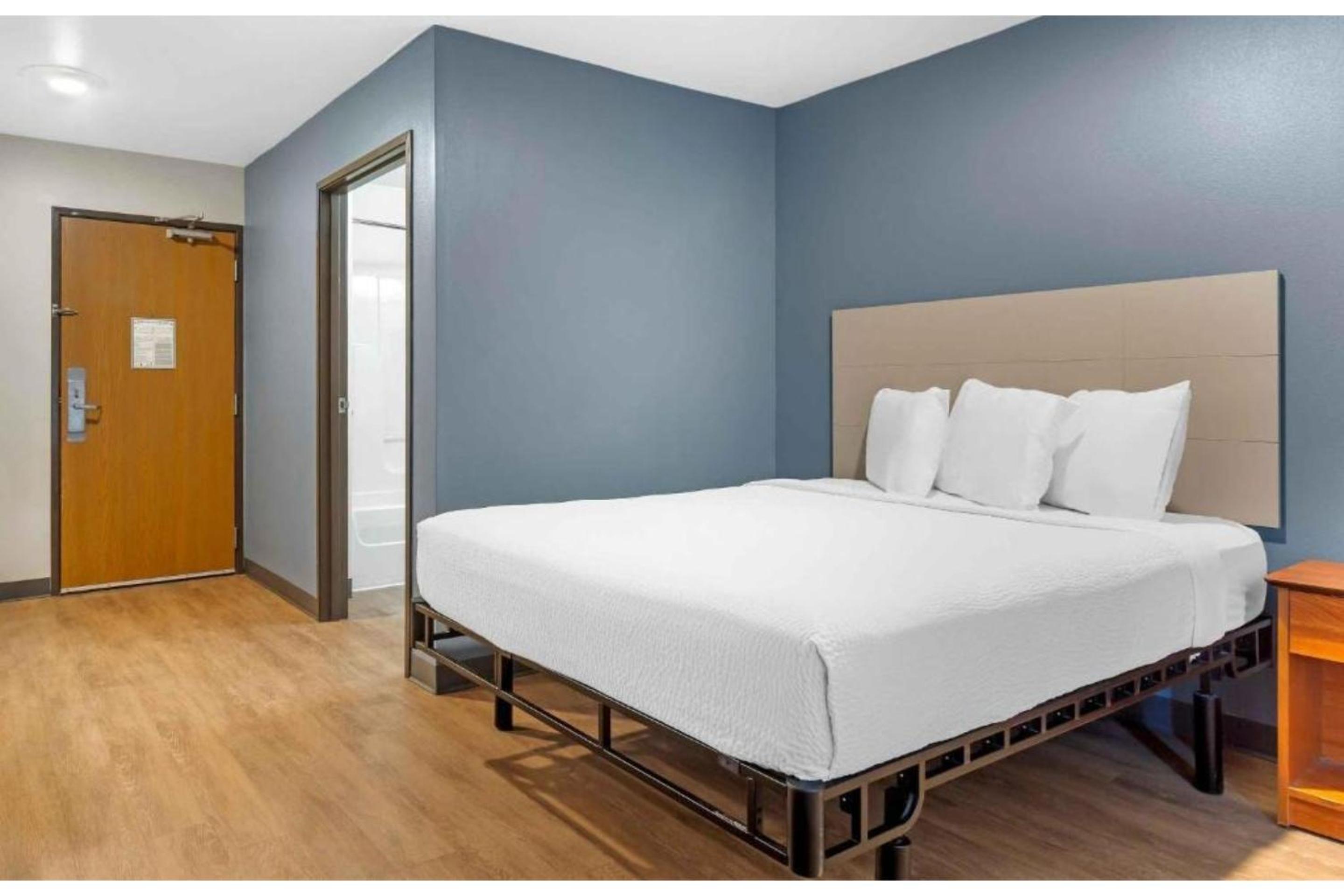 1 Full Bed | ADA/Tub/Non-Smoking/Kitchen photo 2