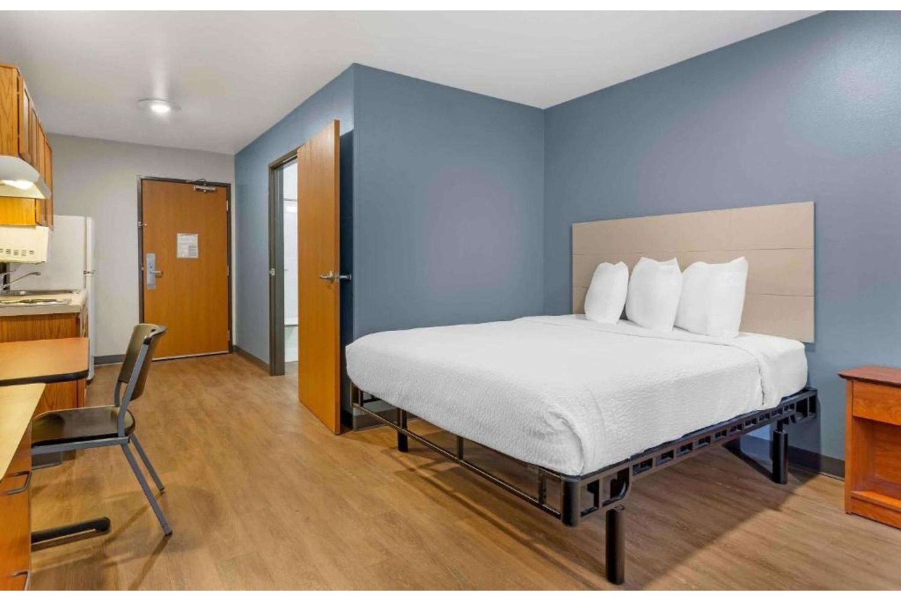 1 Full Bed | ADA/Tub/Non-Smoking/Kitchen photo 3