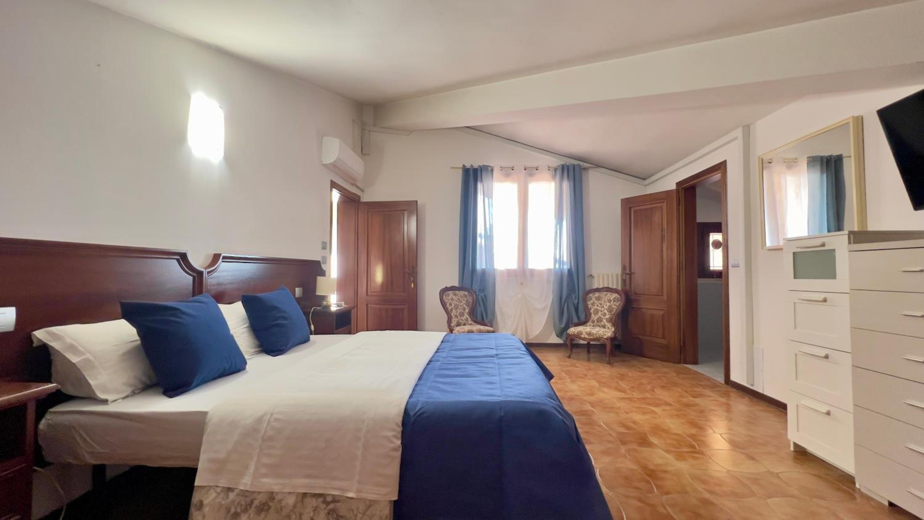 Deluxe Room (2 Adults + 1 Child) photo 1
