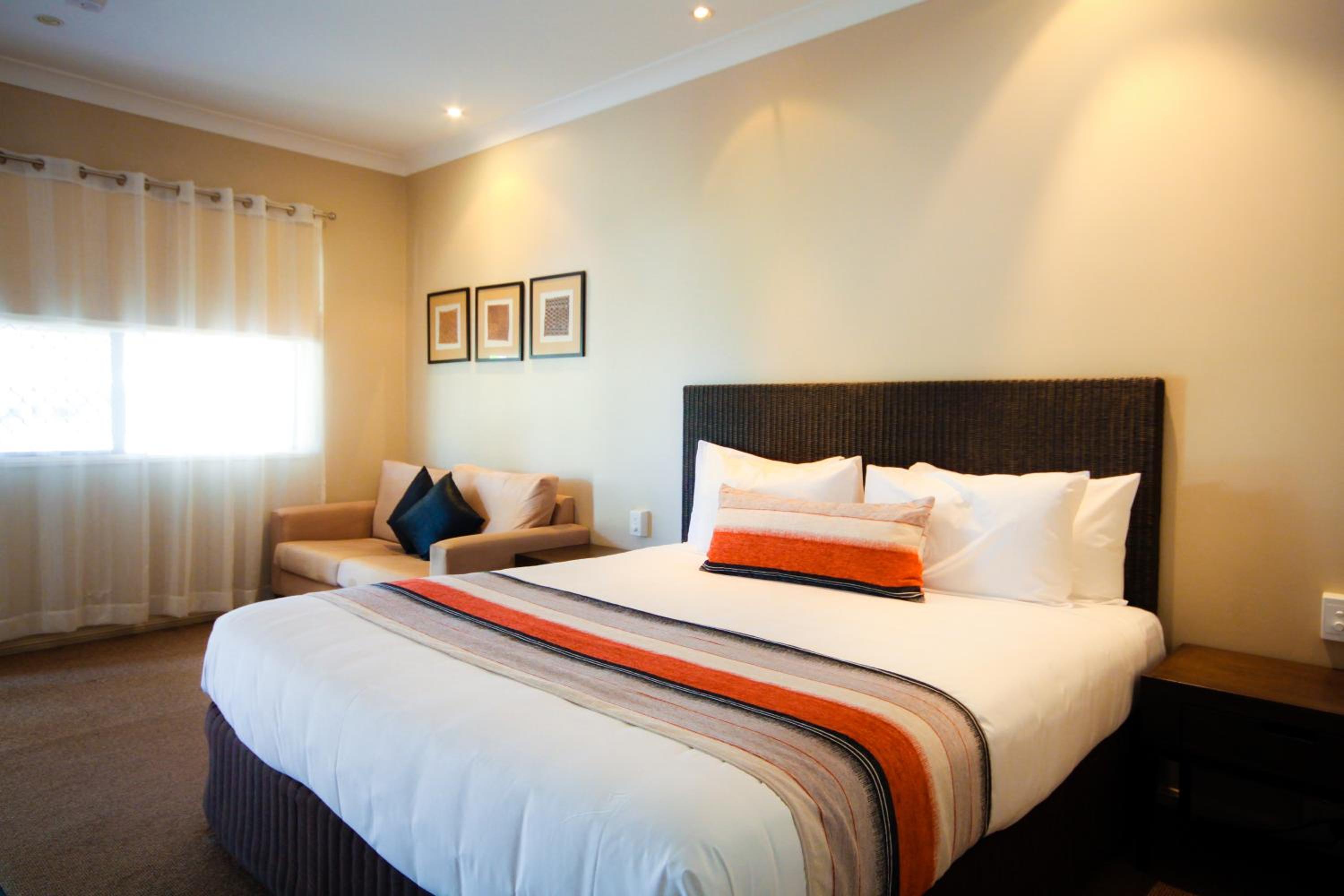 Superior King Room with Spa Bath photo 2