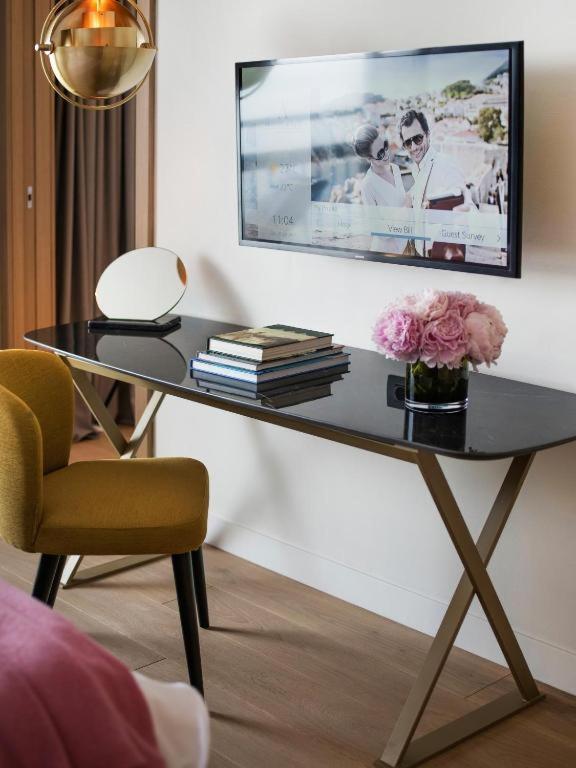 Spring Suite Special - return airport transfer included