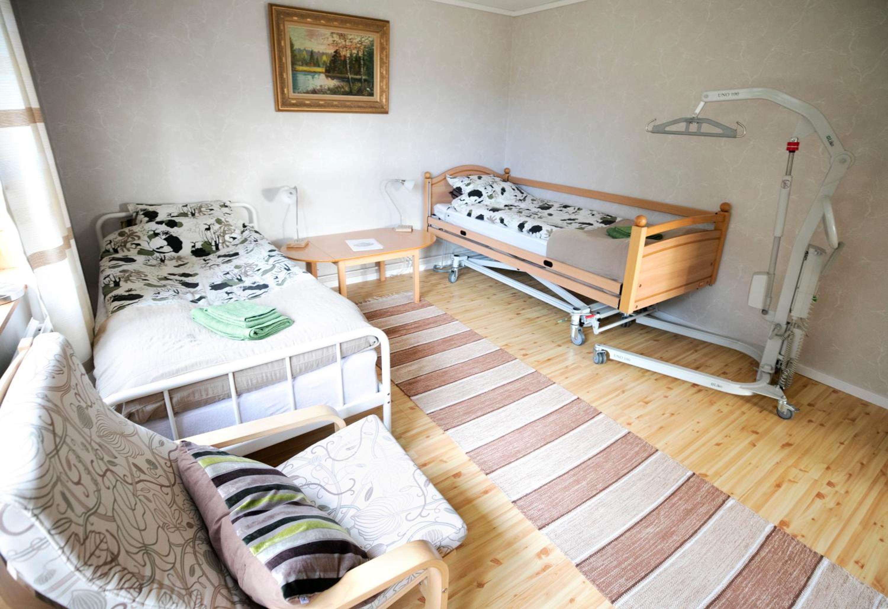 Twin Room - Disability Access - Photo 4