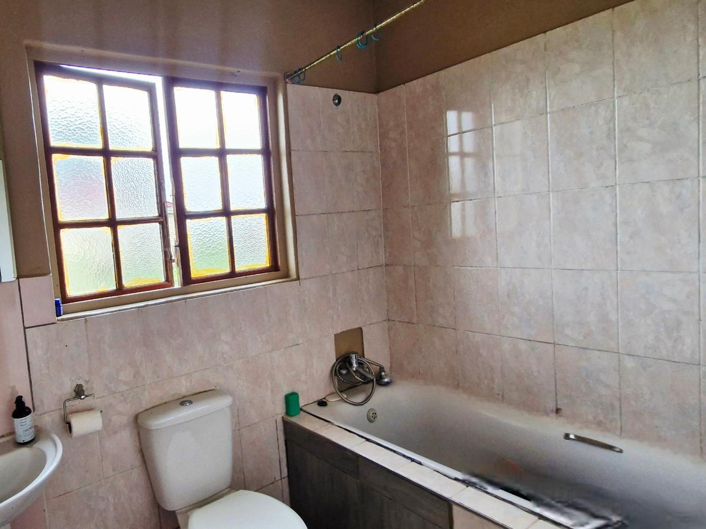 Single Room with Shared Bathroom photo 1