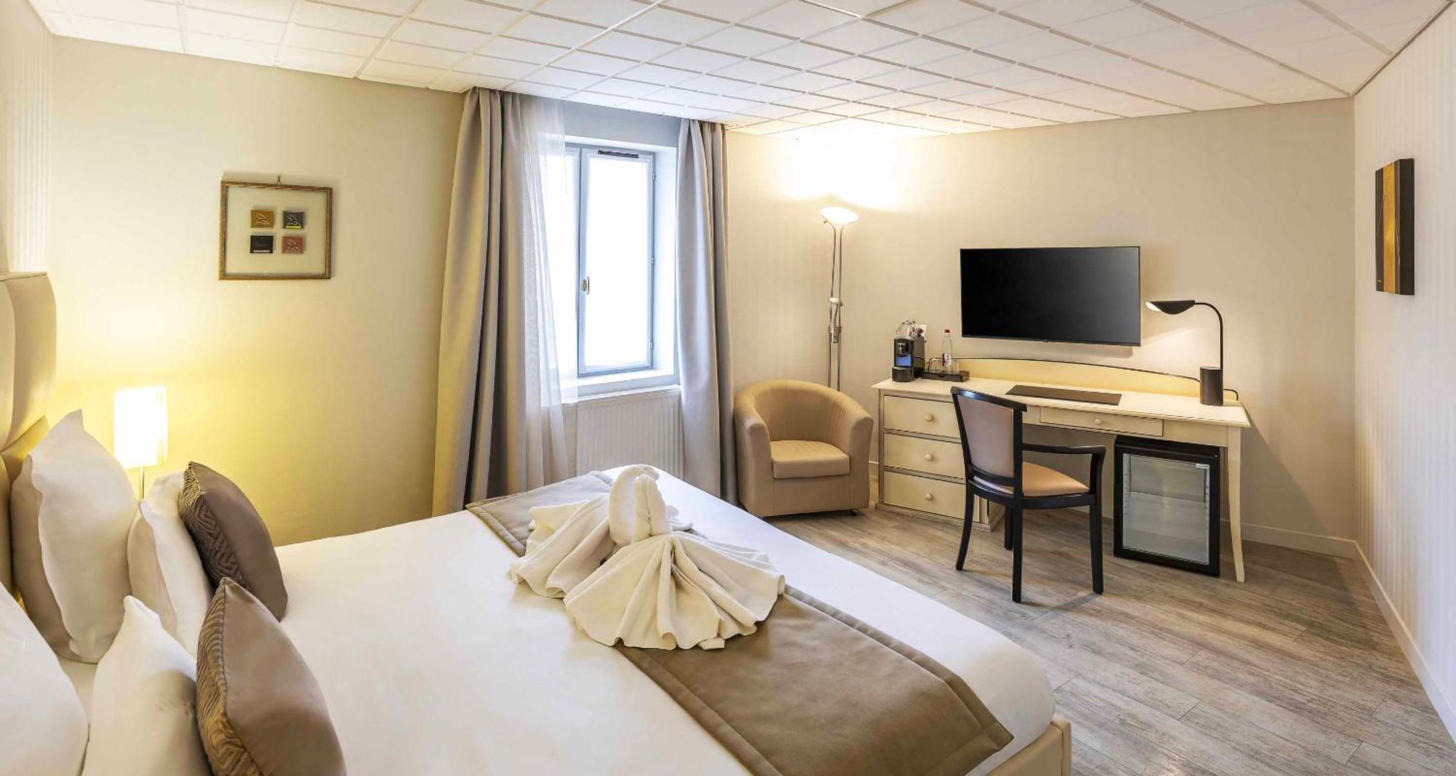 Deluxe King Room with Pool View - Non-Smoking photo 1