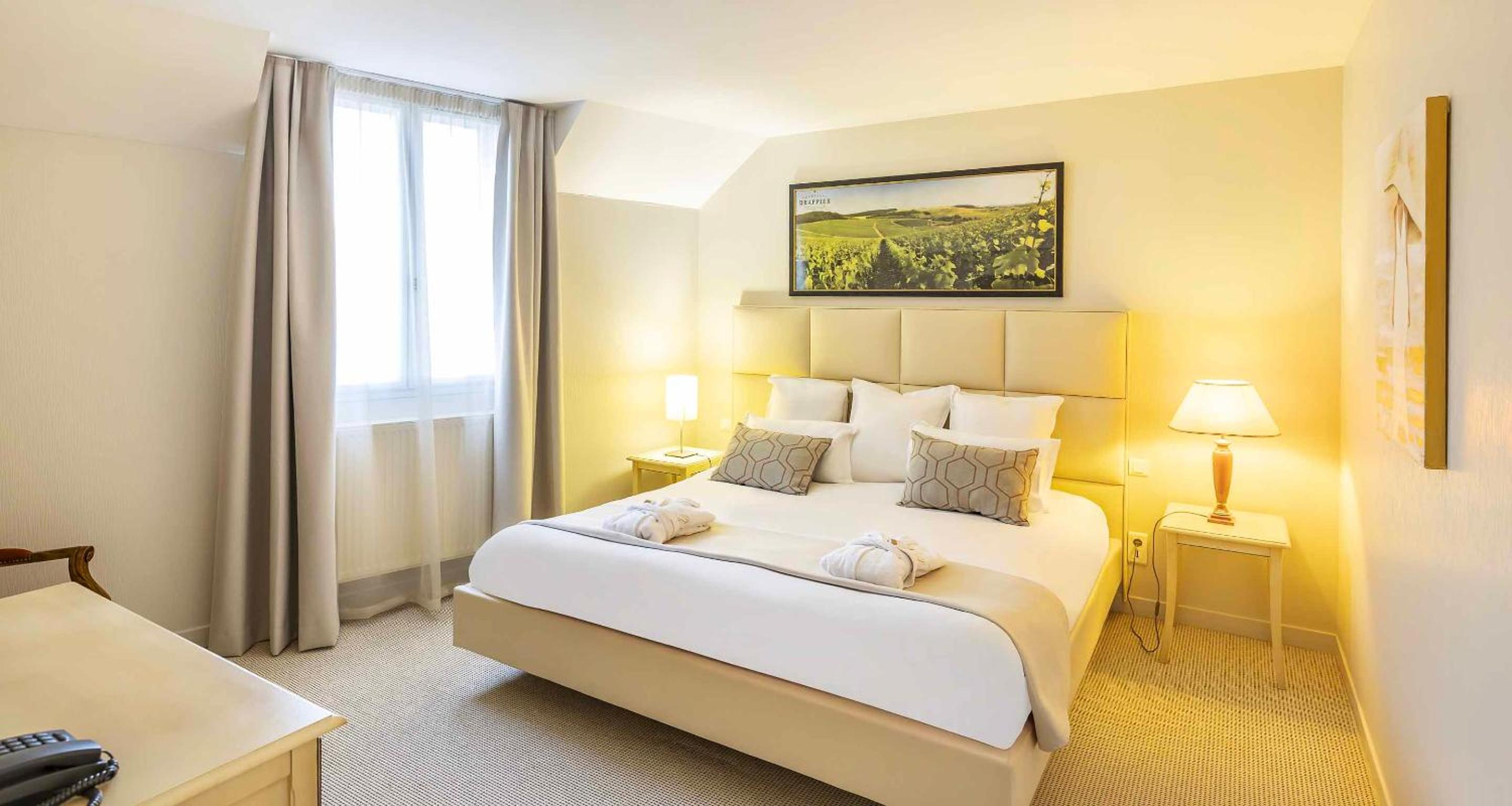 King Suite with Sofa Bed and Pool View - Non-Smoking photo 2