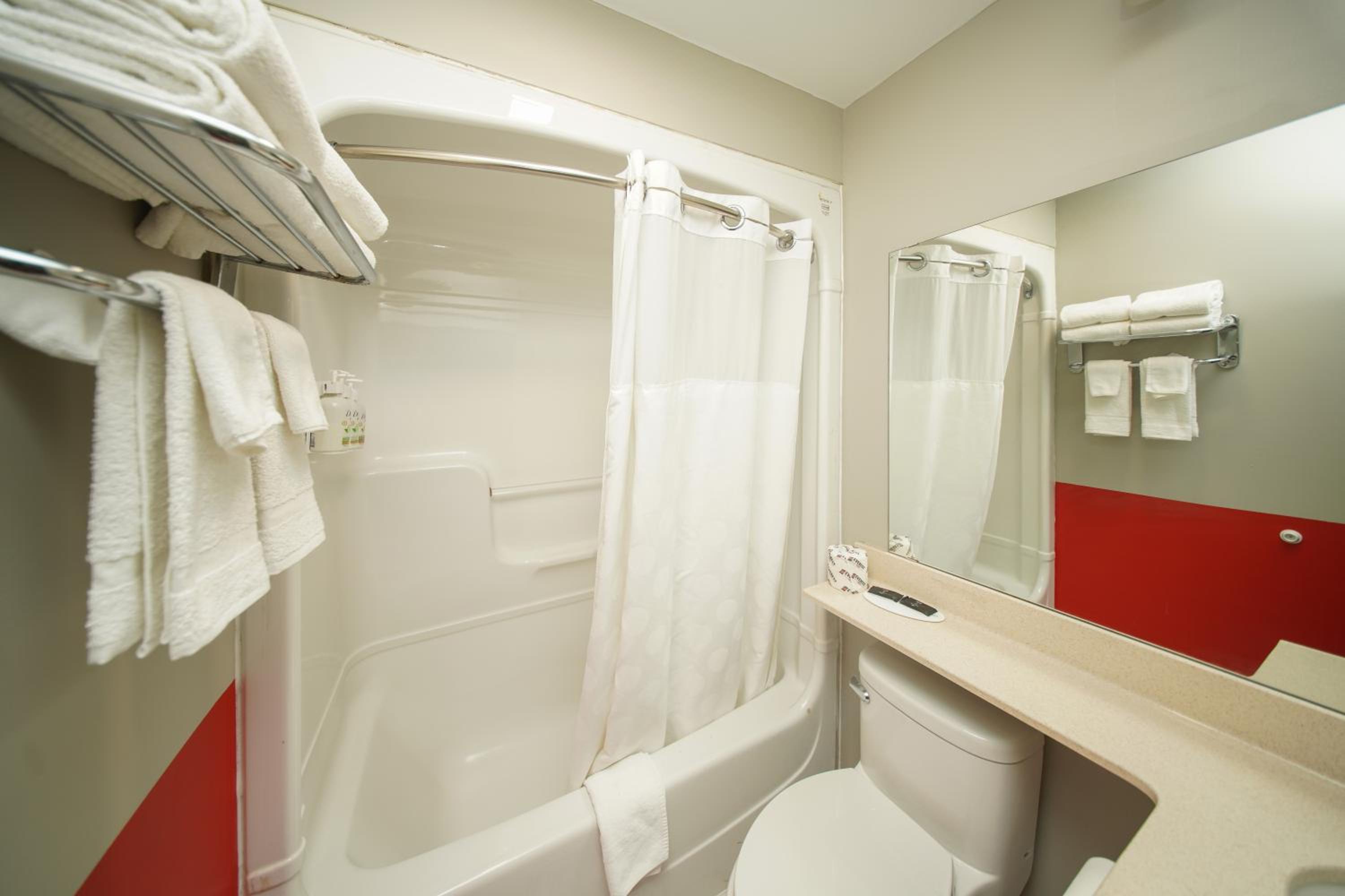Queen Room with Two Queen Beds - Pet Friendly/Non-Smoking photo 1