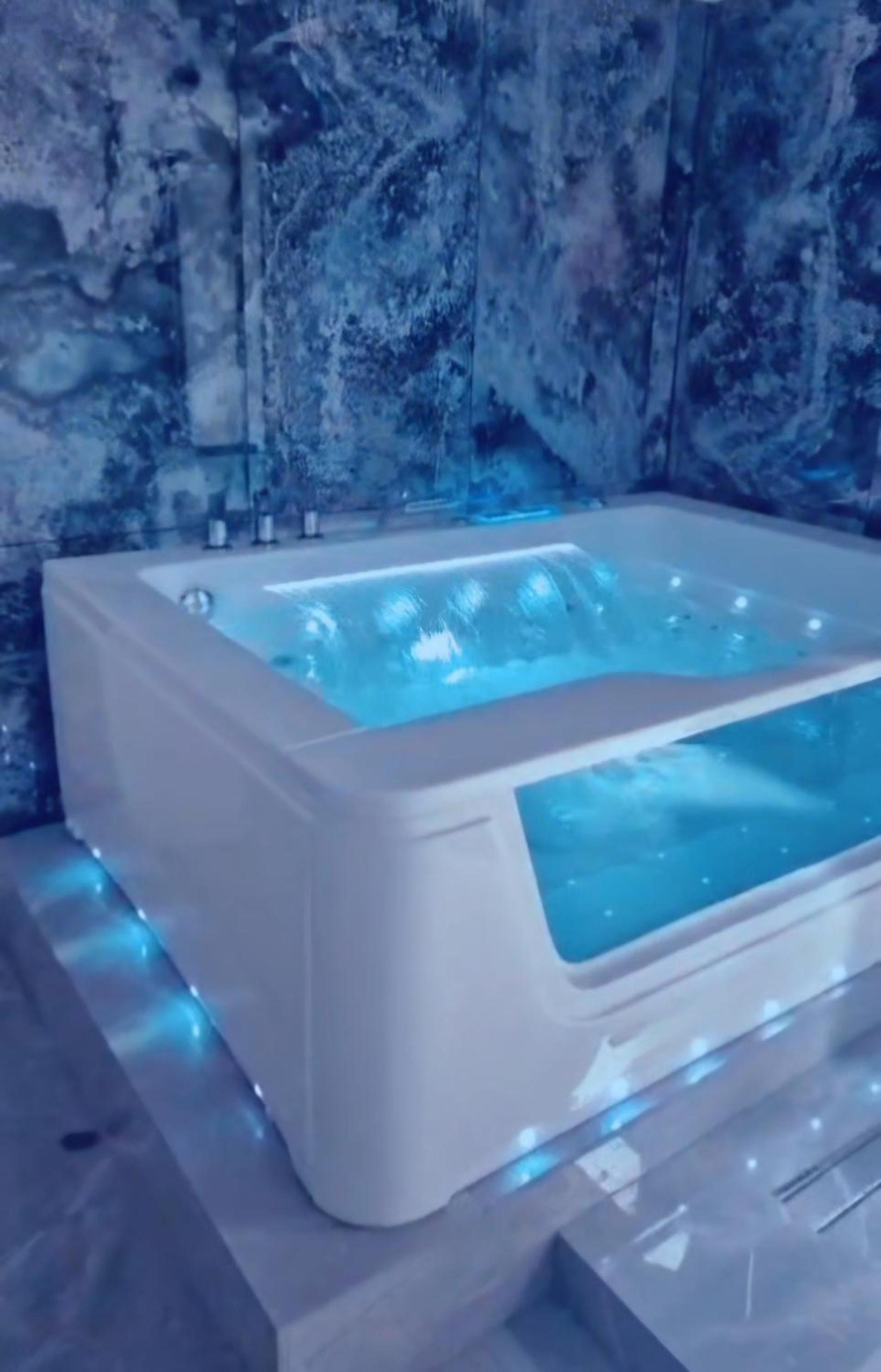 Suite with Hot Tub - Photo 1