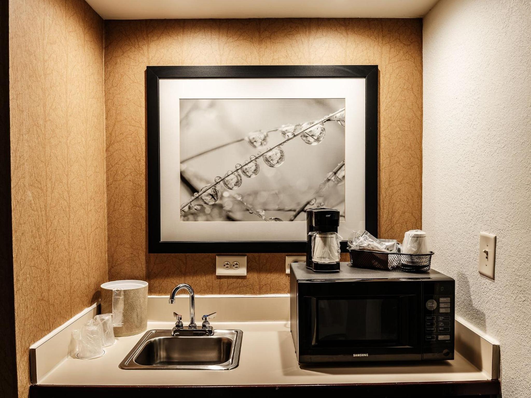 King Suite - Communications and Mobility Accessible Tub