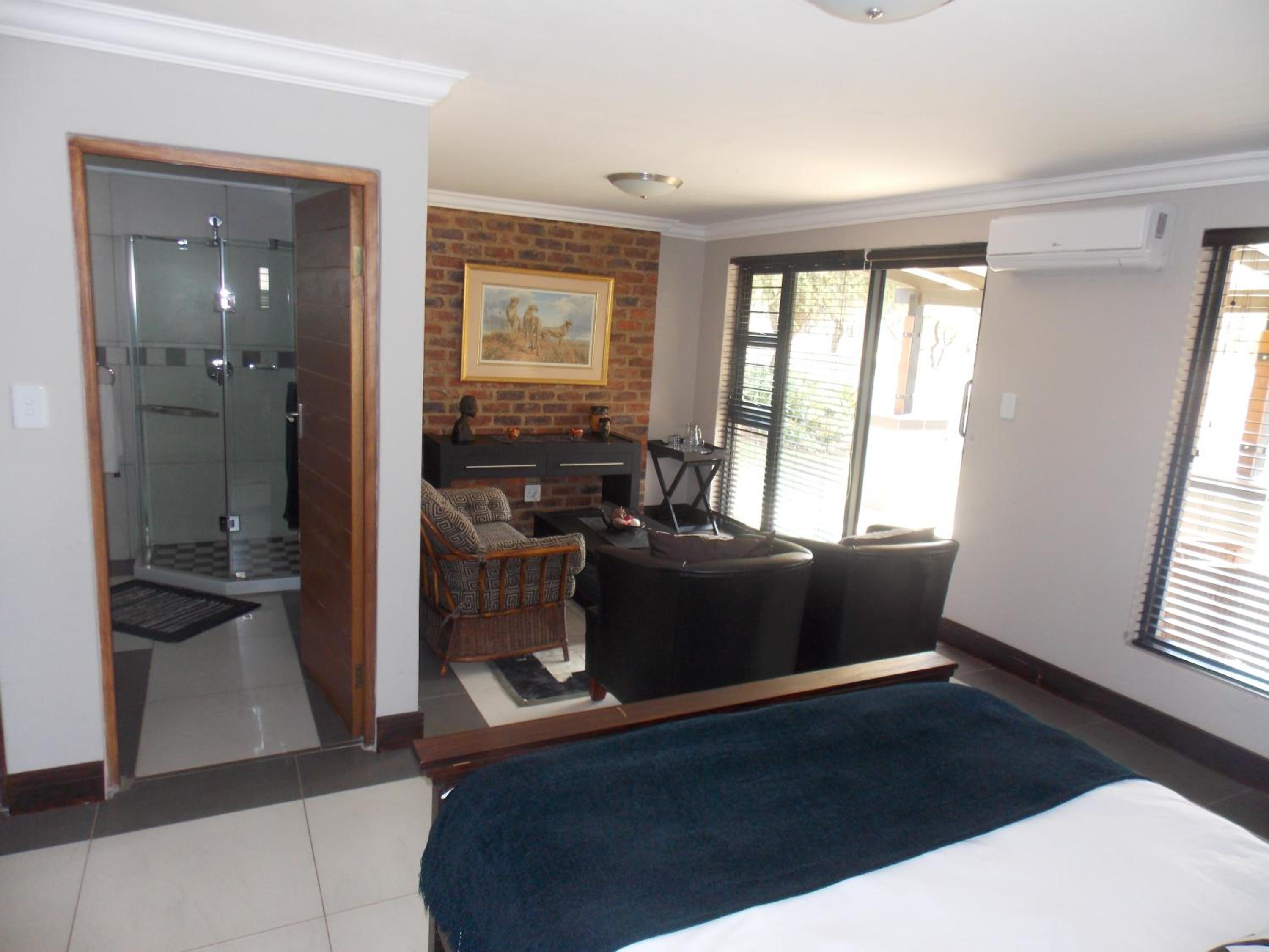 Luxury Double Room with Bath and Shower photo 3