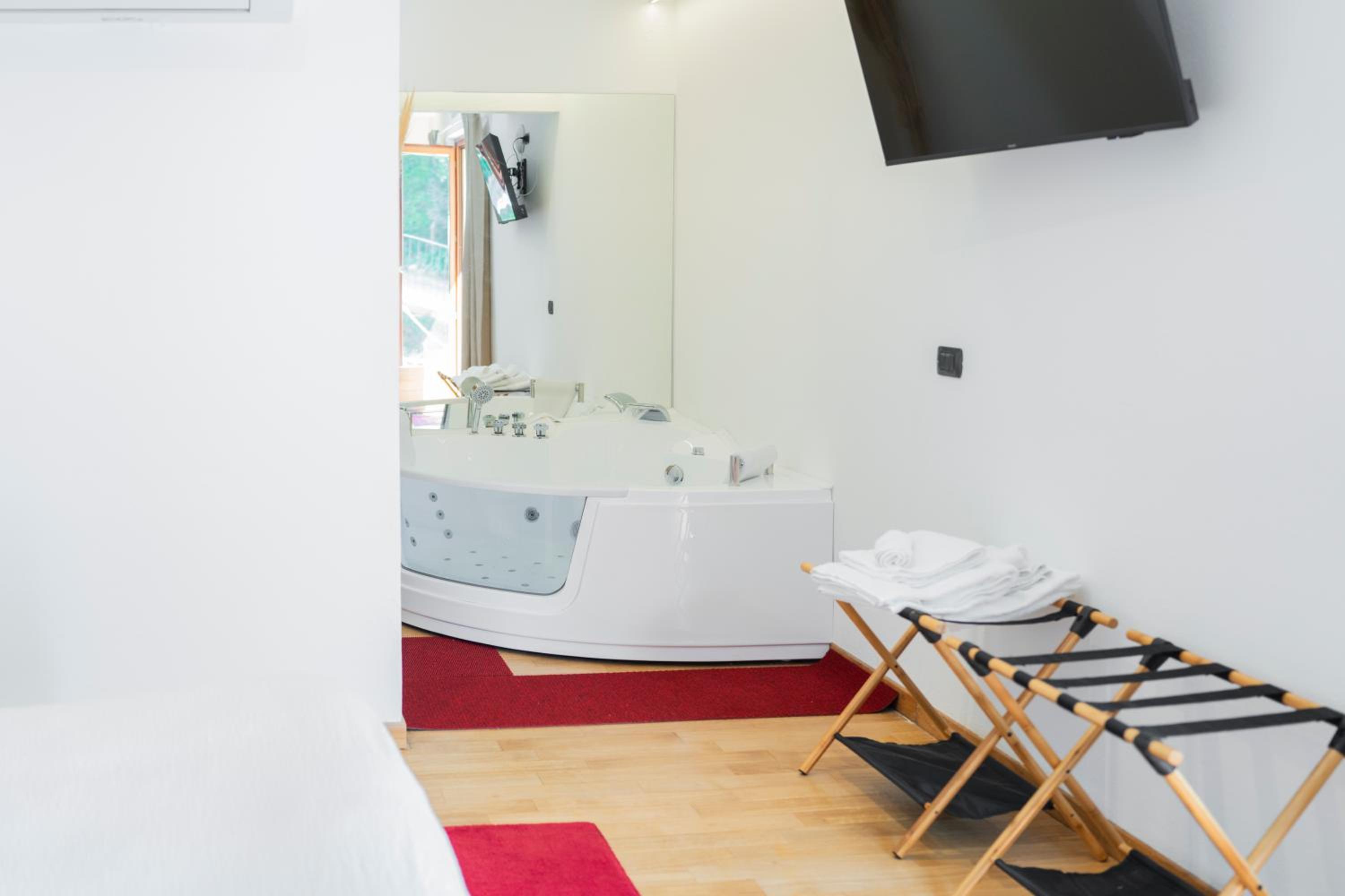 Suite with Hot Tub photo 1