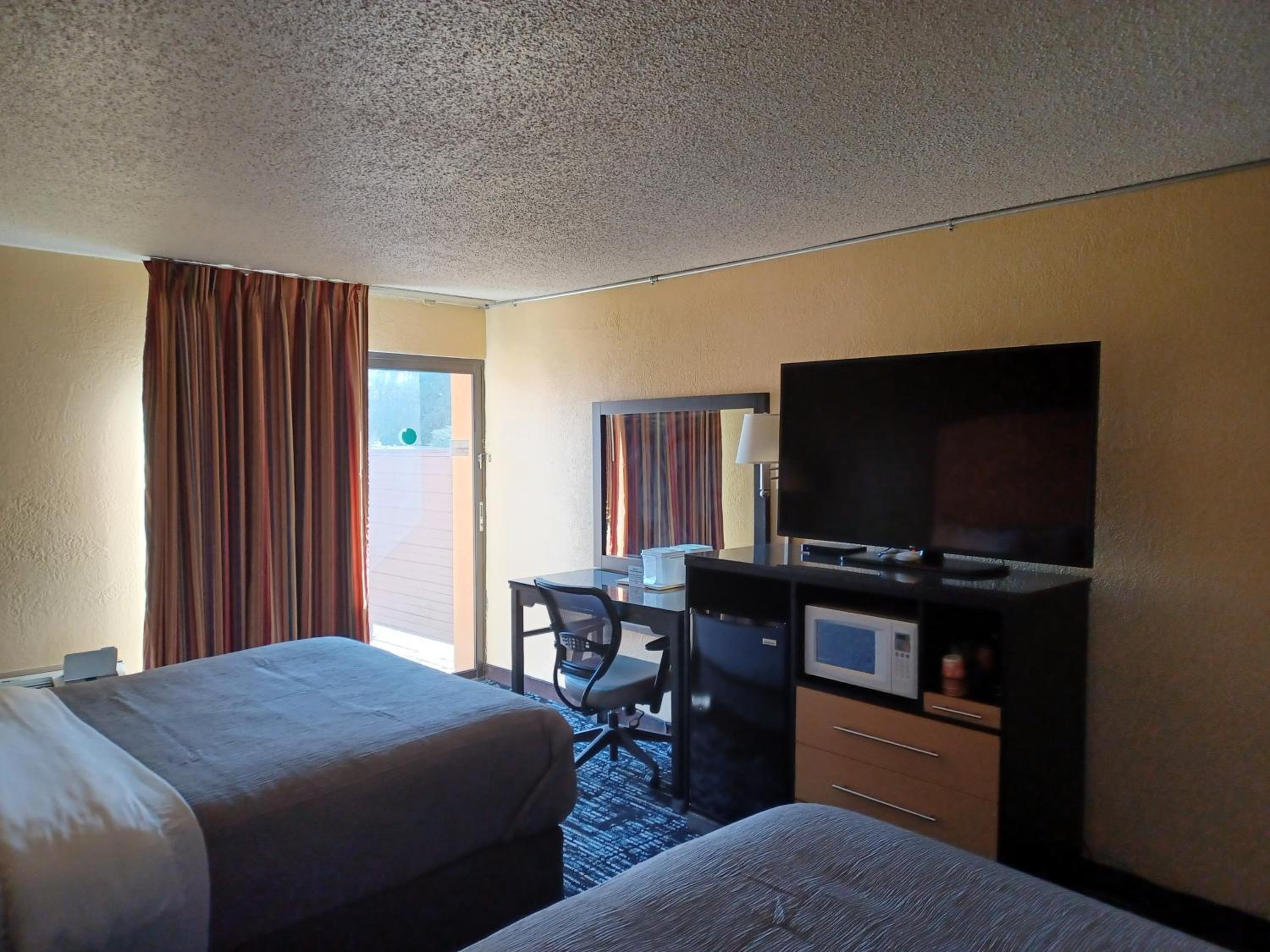 Queen Beds - Non-Smoking/Pet-Friendly  photo 1