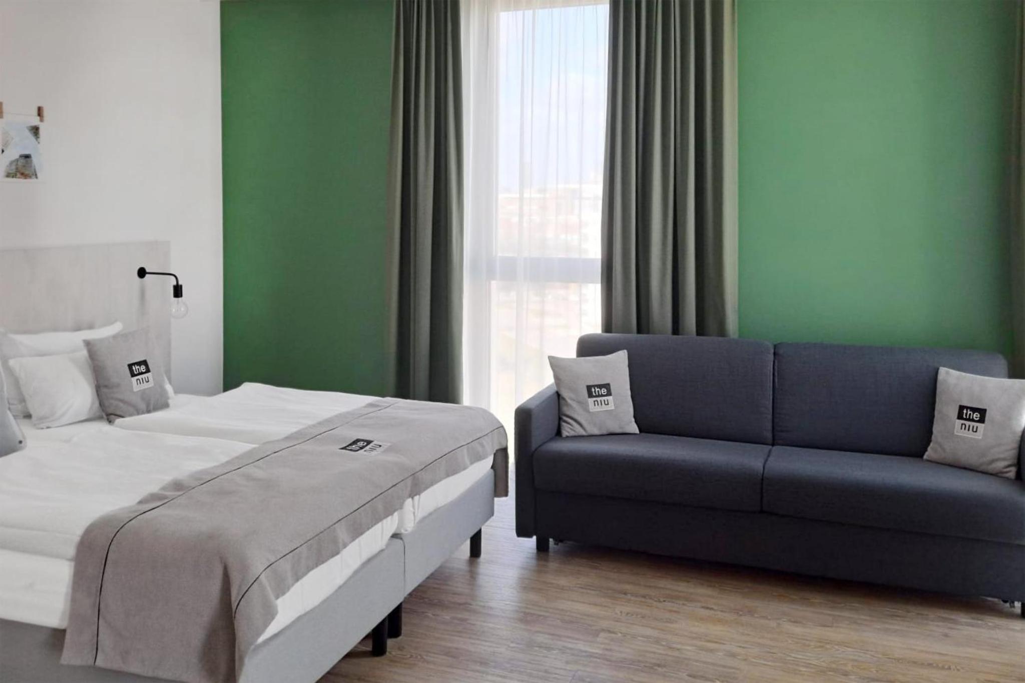 Premium Queen Room with sofa bed - Photo 4