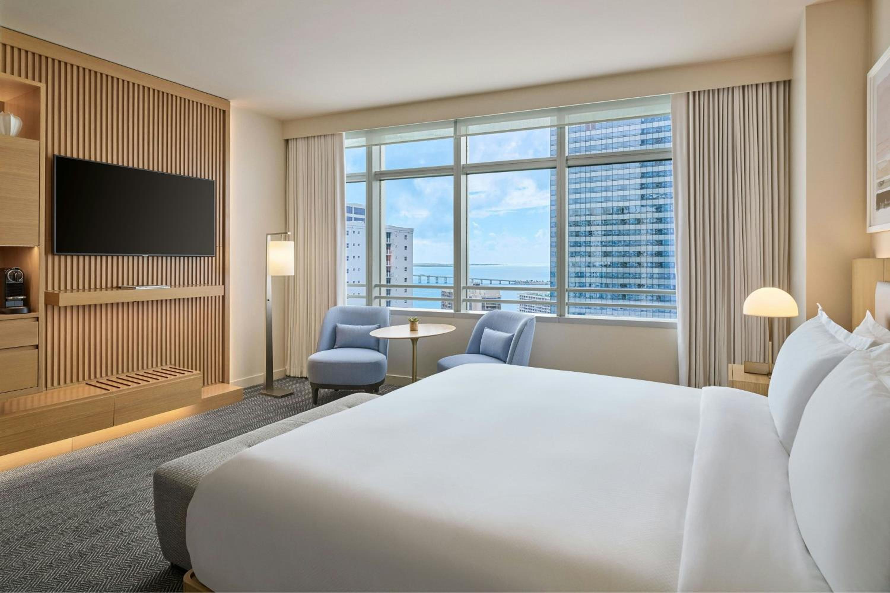 Grand Deluxe King Room with Bay View photo 1