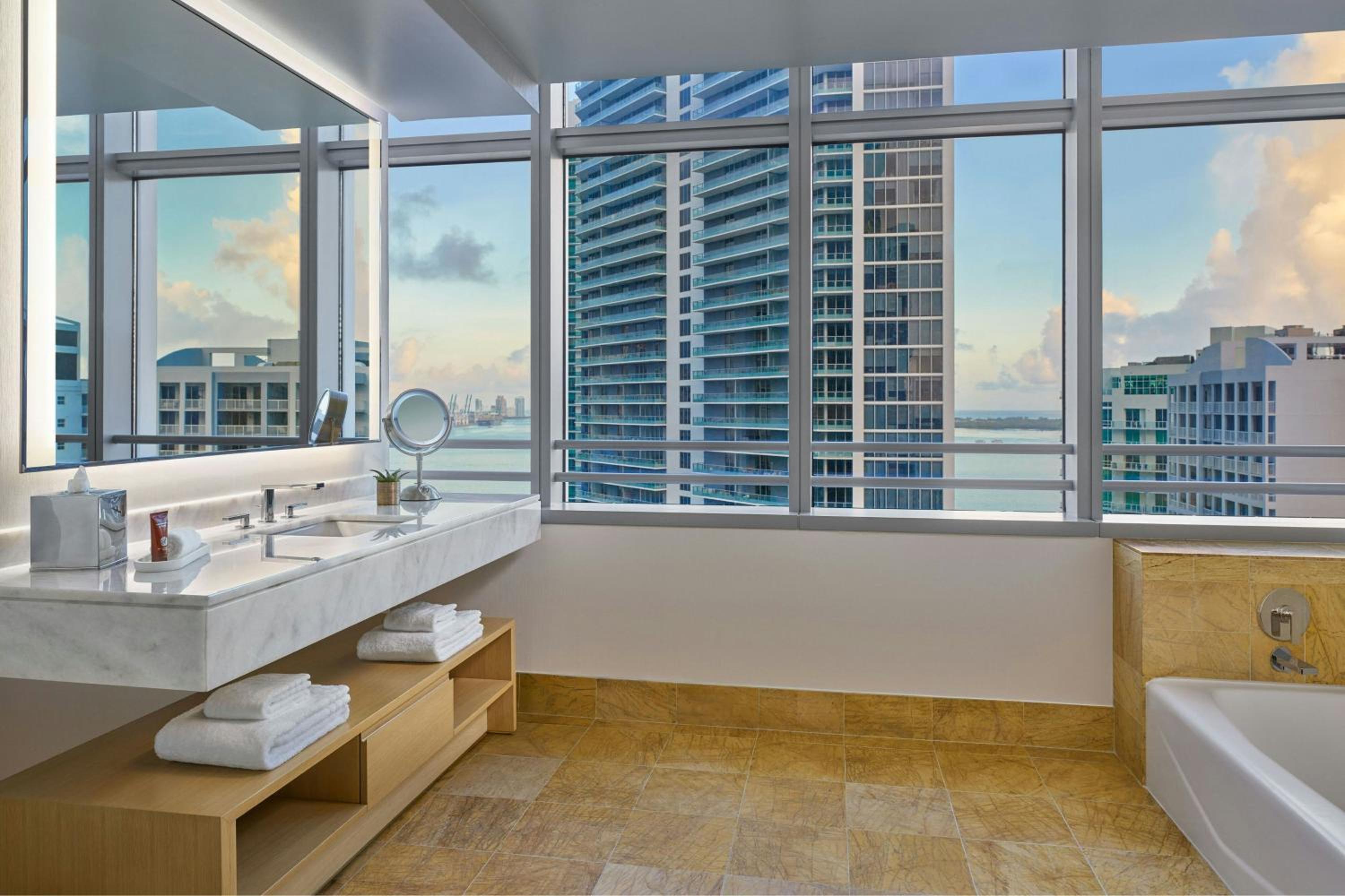 Grand Deluxe King Room with Bay View photo 3